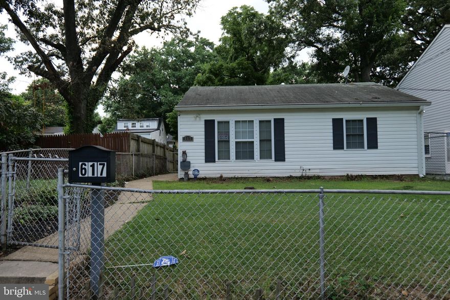 COZY ONE LEVEL RENTAL.  CLOSE PUBLIC TRANSPORTATION AND SHOPPING. RENOVATED.  SHOWS WELL.