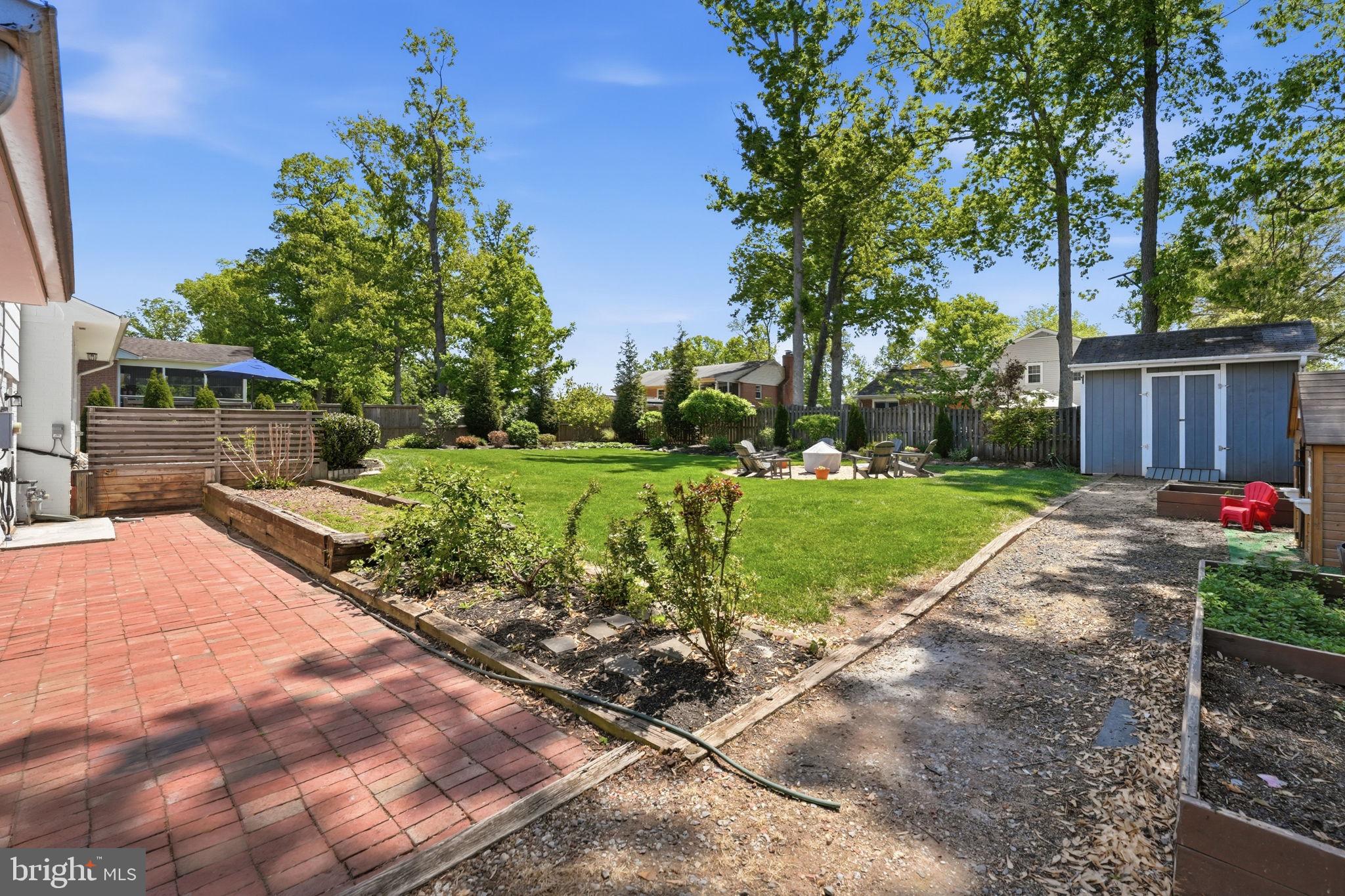 COUNTRY CLUB MANOR - Residential