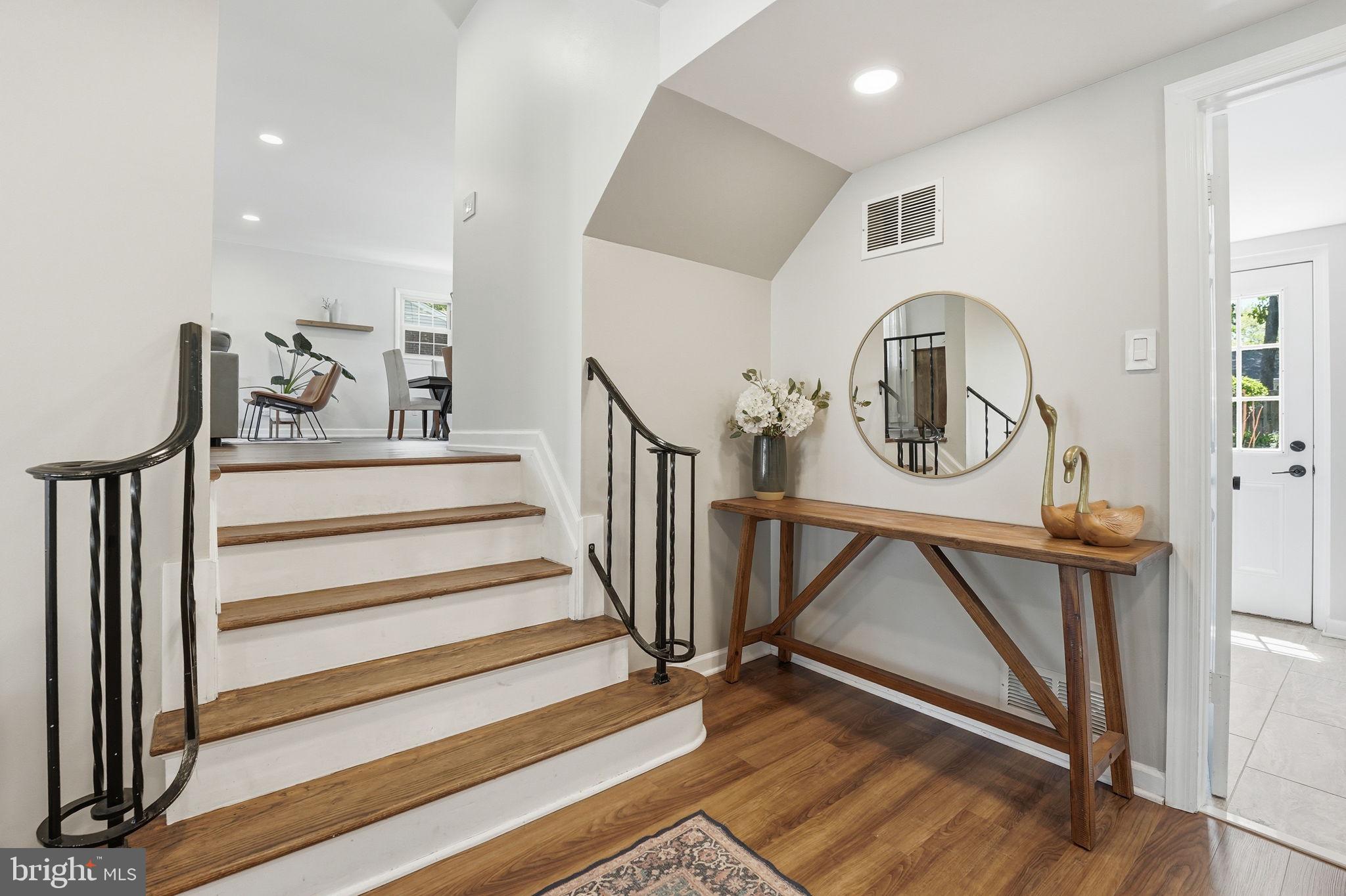 COUNTRY CLUB MANOR - Residential