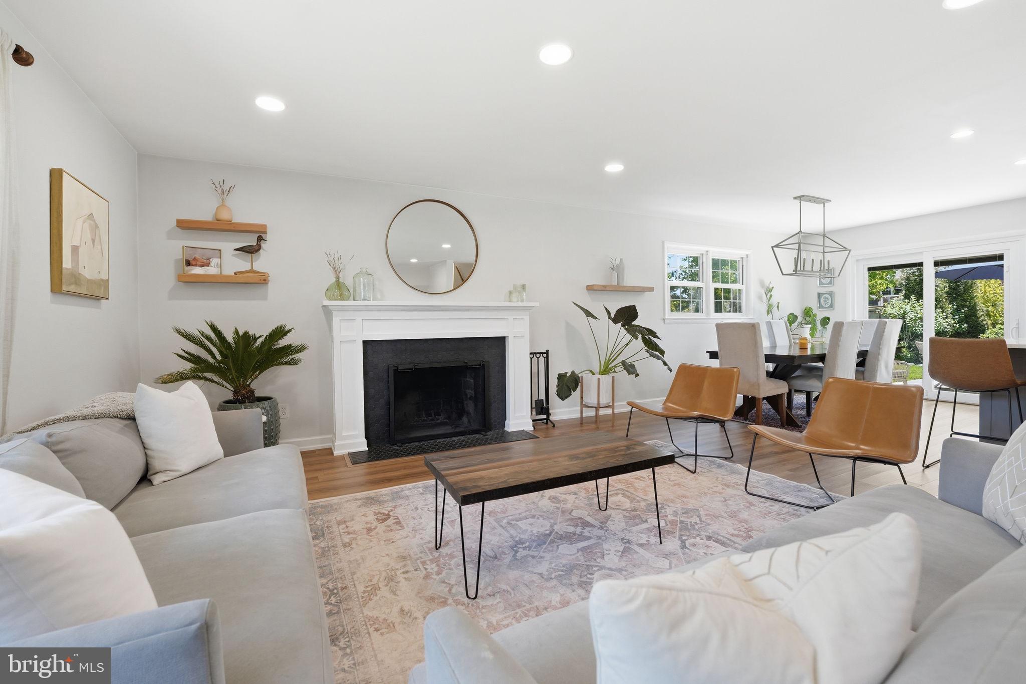COUNTRY CLUB MANOR - Residential