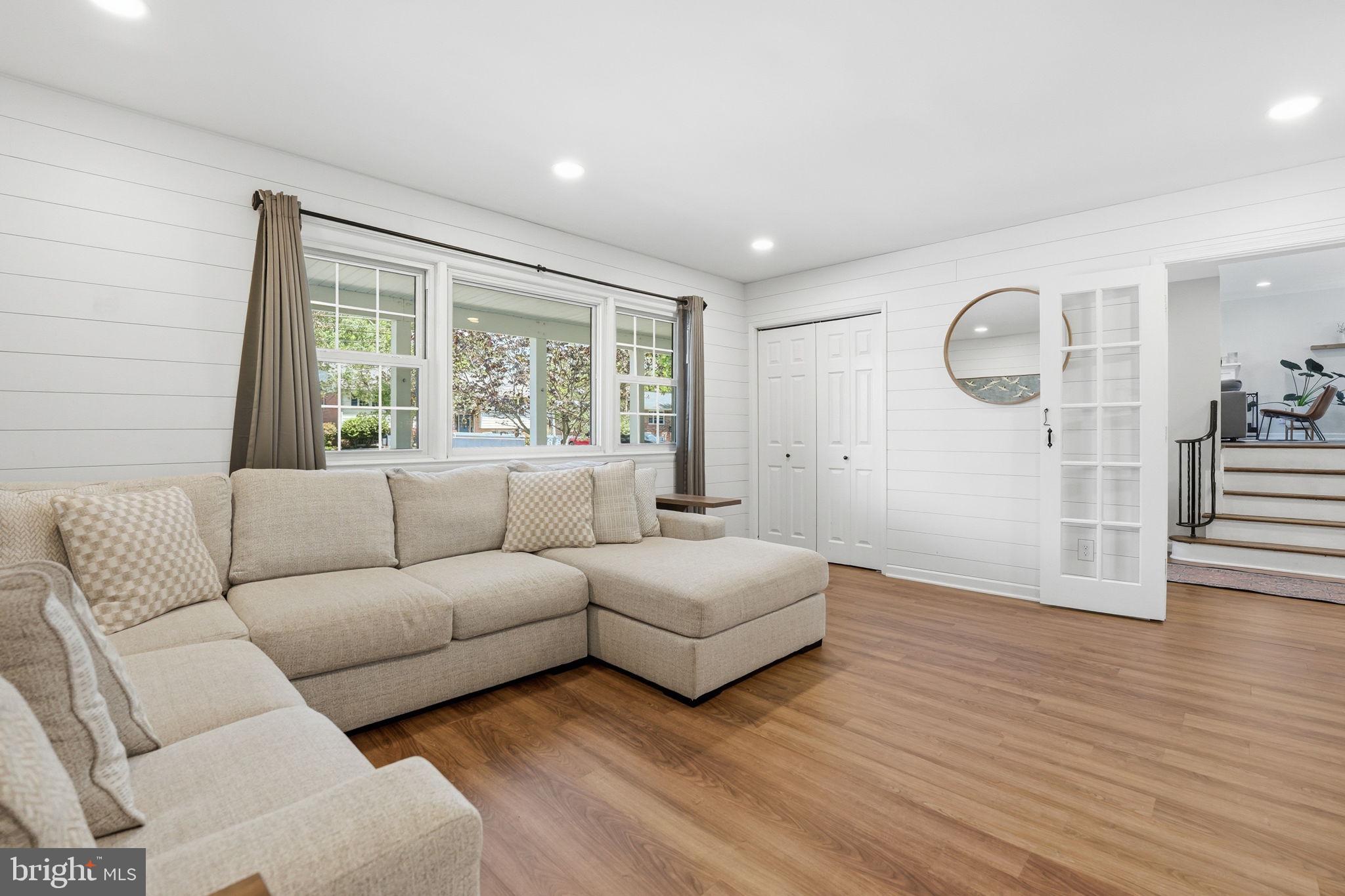 COUNTRY CLUB MANOR - Residential