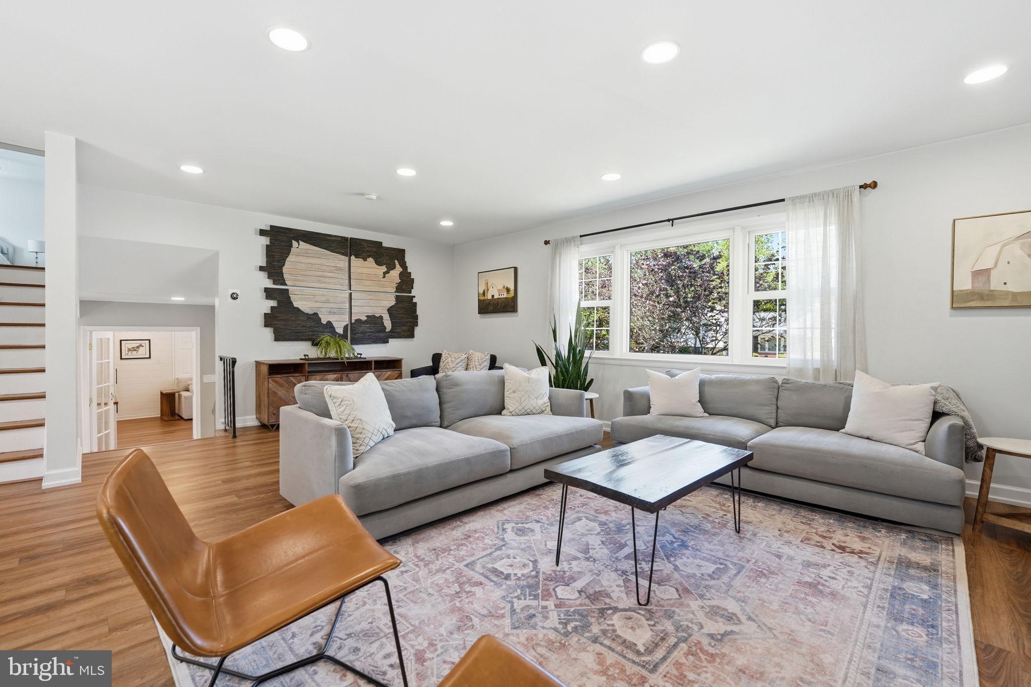 COUNTRY CLUB MANOR - Residential