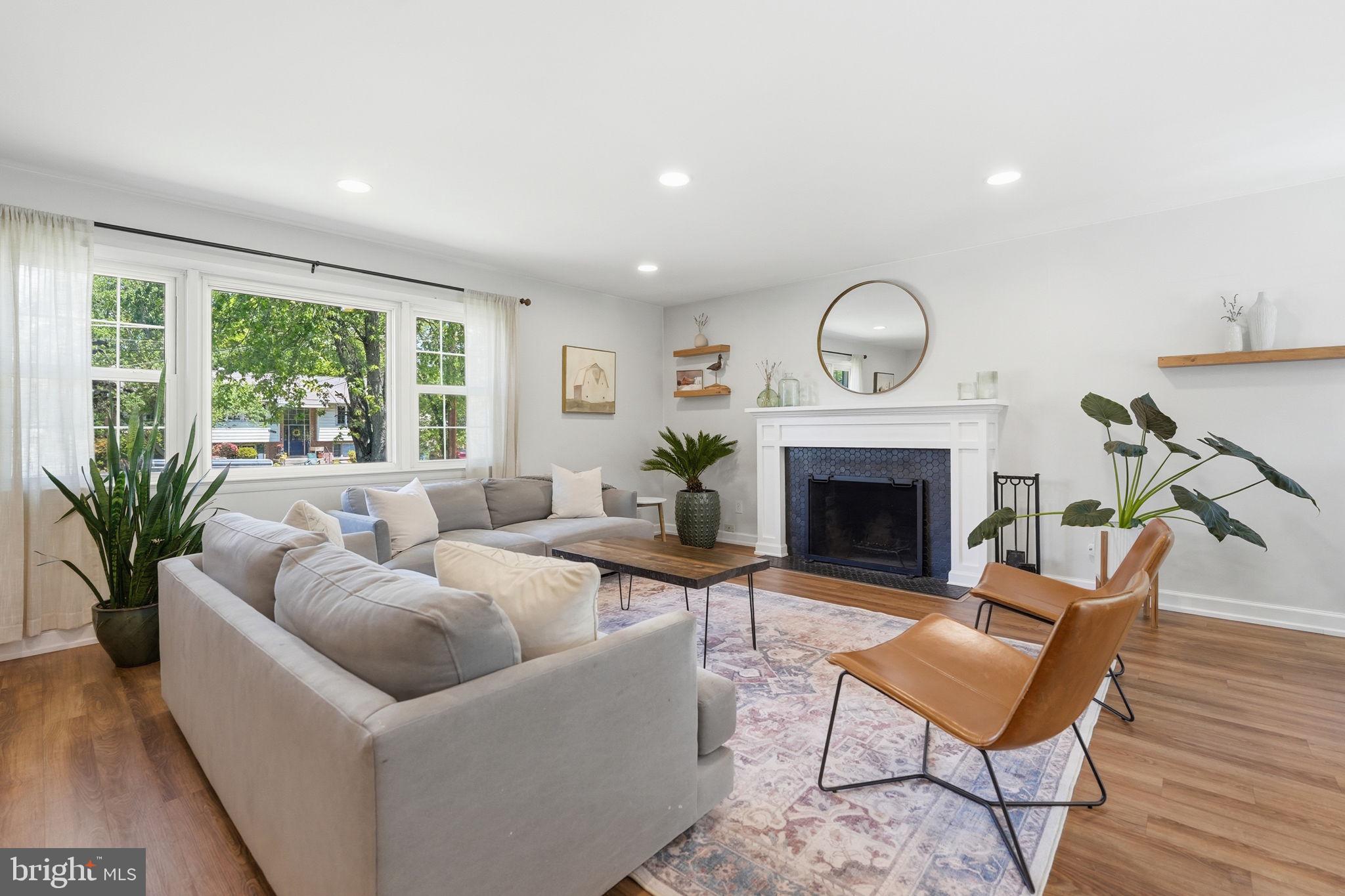 COUNTRY CLUB MANOR - Residential