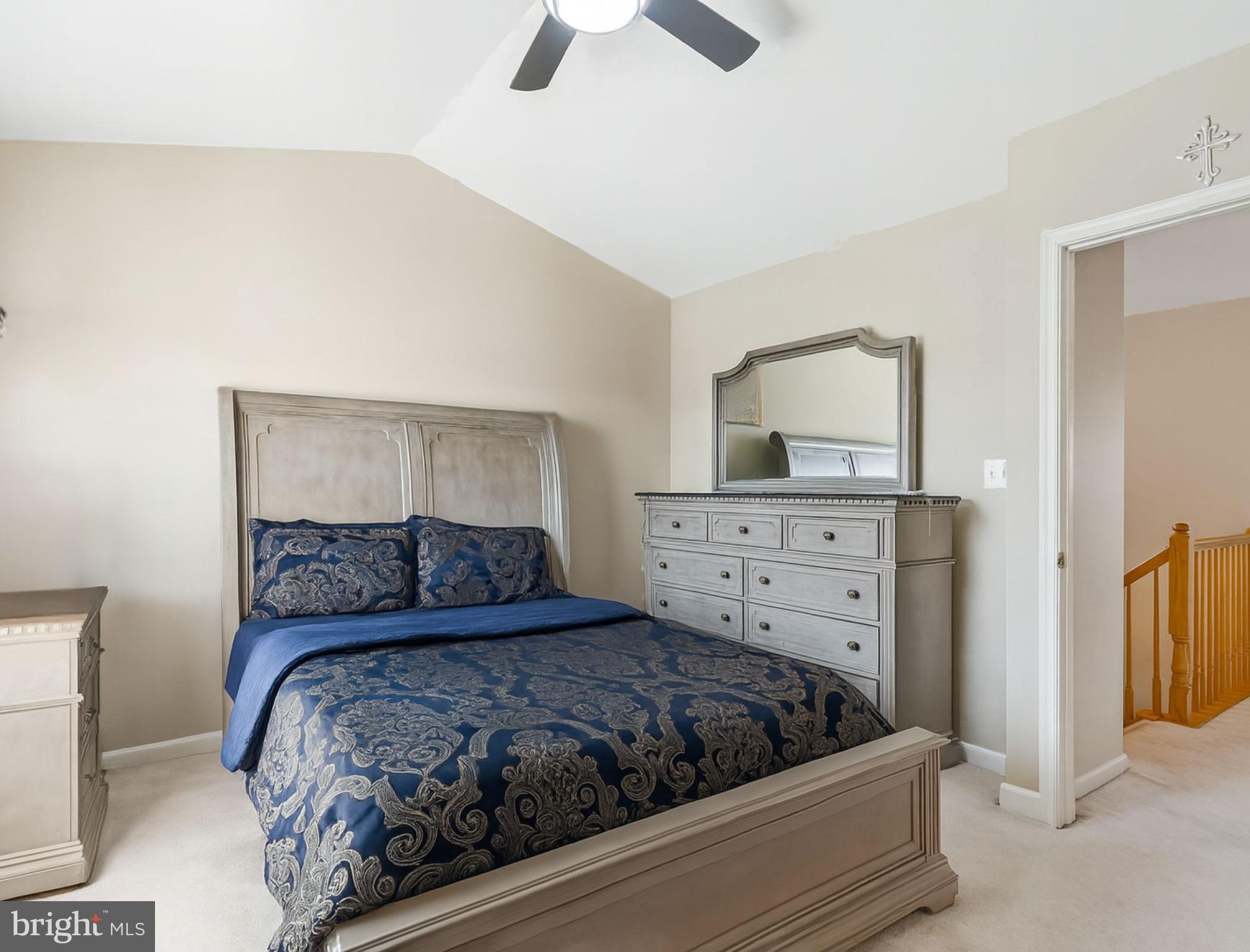 ROUND HILL - Residential