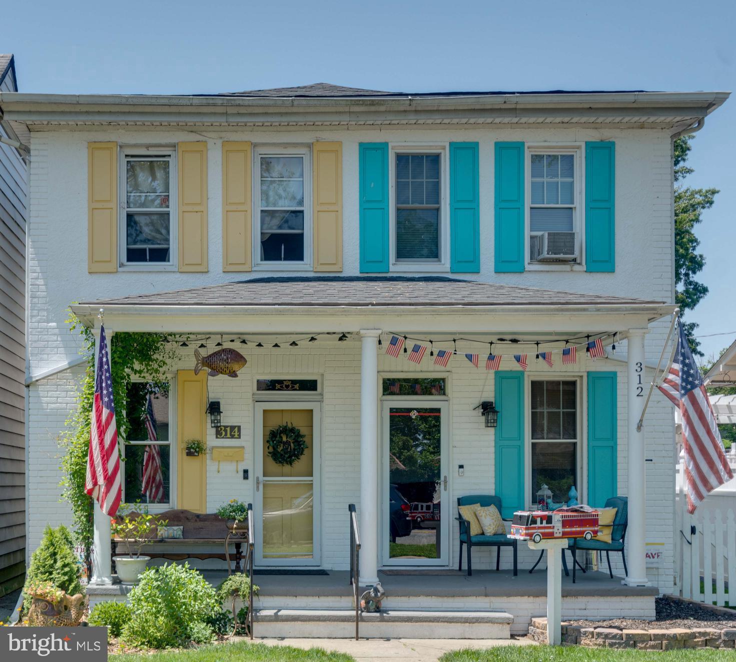 Charming duplex in the middle of town, Walking distance to everything. Enjoy all the private restaurants. Have breakfast at the VIntage cafe, lunch in the courtyard at Coakleys and dinner on the deck at MacGregors. Or enjoy a show at the State Theater or Opera House. Three marinas spread from one end of town to the other plus multiple ramps to drop in your canoe or kayak. Walk to the numerous festivals held throughout the summer months in addition to 1st Friday events. This duplex features new flooring and updated kitchen plus an updated retro bath. The back yard is fully enclosed with a white vinyl, privacy height fence.