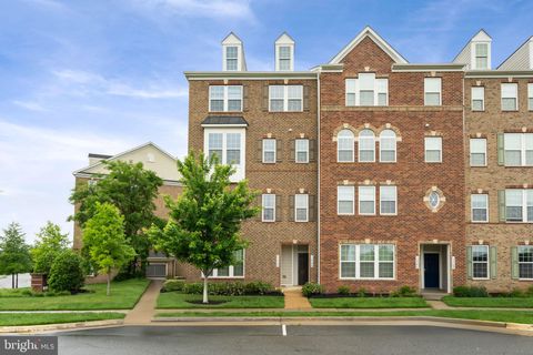 Photo of 13748 Atlantis Street, HERNDON, VA 20171 (MLS # VAFX2306278)