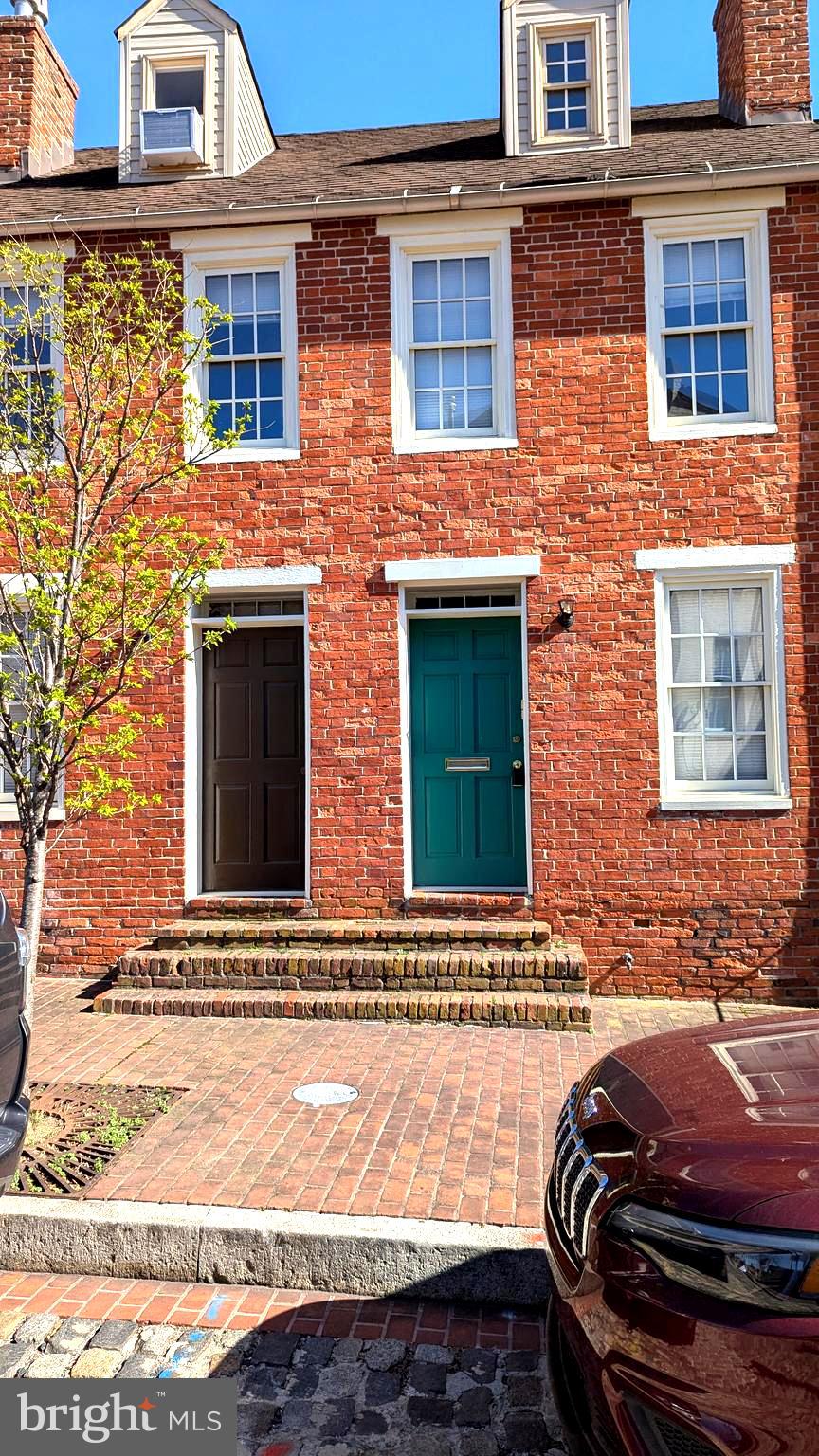 Discover this splendid rental unit tucked away on a picturesque, charming cobblestone street in the heart of Baltimore. Perfectly suited for young professionals, especially those in the medical field, this diamond-in-the-rough offers a surprisingly spacious and modern living space with a fantastic flow. The unit seamlessly blends classic charm with contemporary design, offering the perfect balance of comfort and style.
Located just steps from Johns Hopkins Metro, as well as the central business district, major government buildings, and vibrant local spots, this rental is all about convenience. Enjoy walking distance to some of the city's best dining, entertainment, and cultural experiences – all while maintaining easy access to major transportation routes for quick connections around Baltimore and beyond.
Why You'll Love It:
•