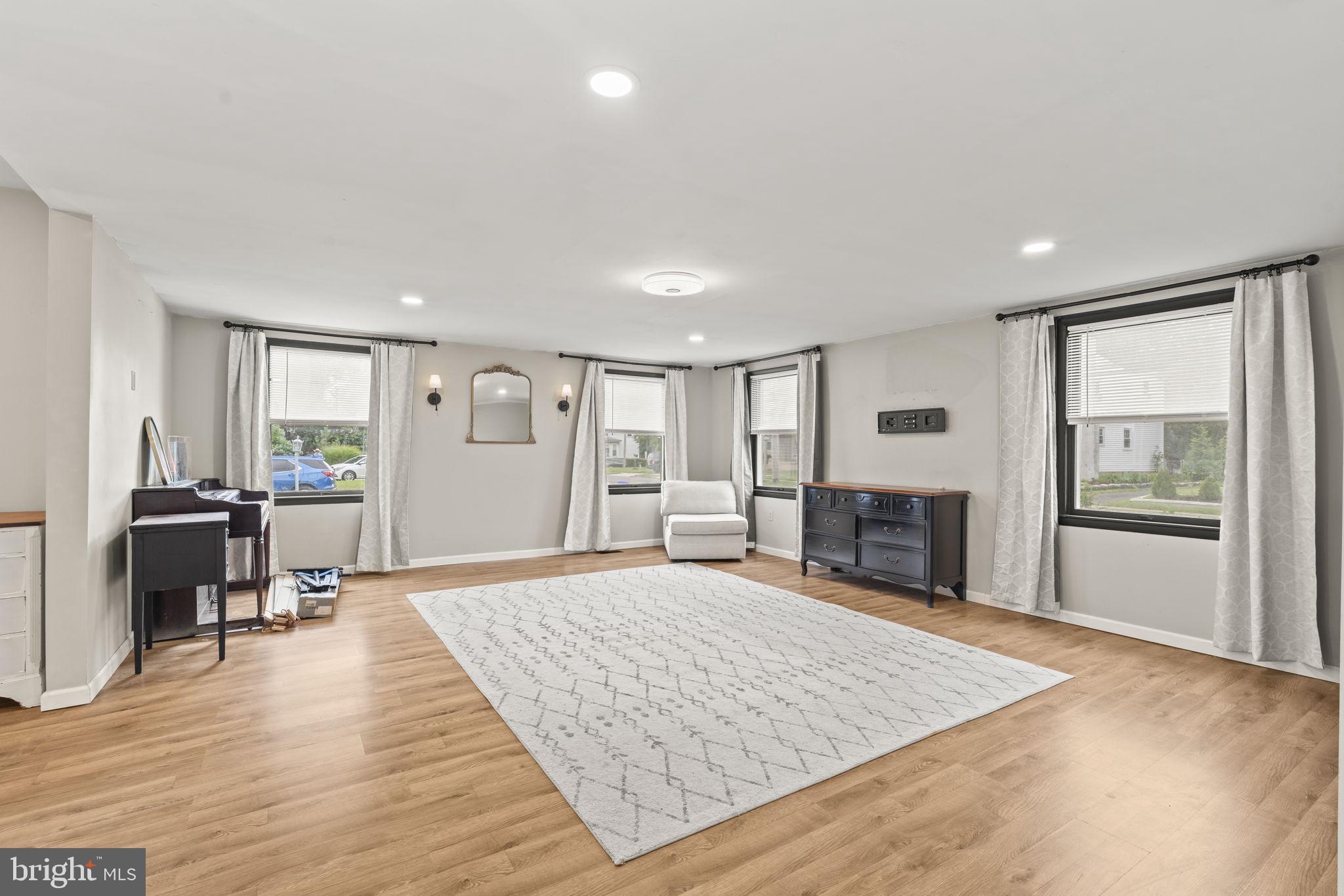 128 W EVESHAM AVENUE