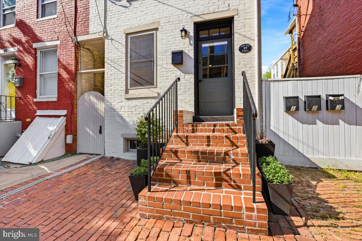 37 E 5TH STREET