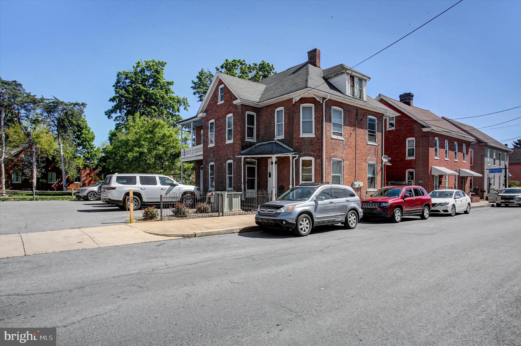 Main image without alt text