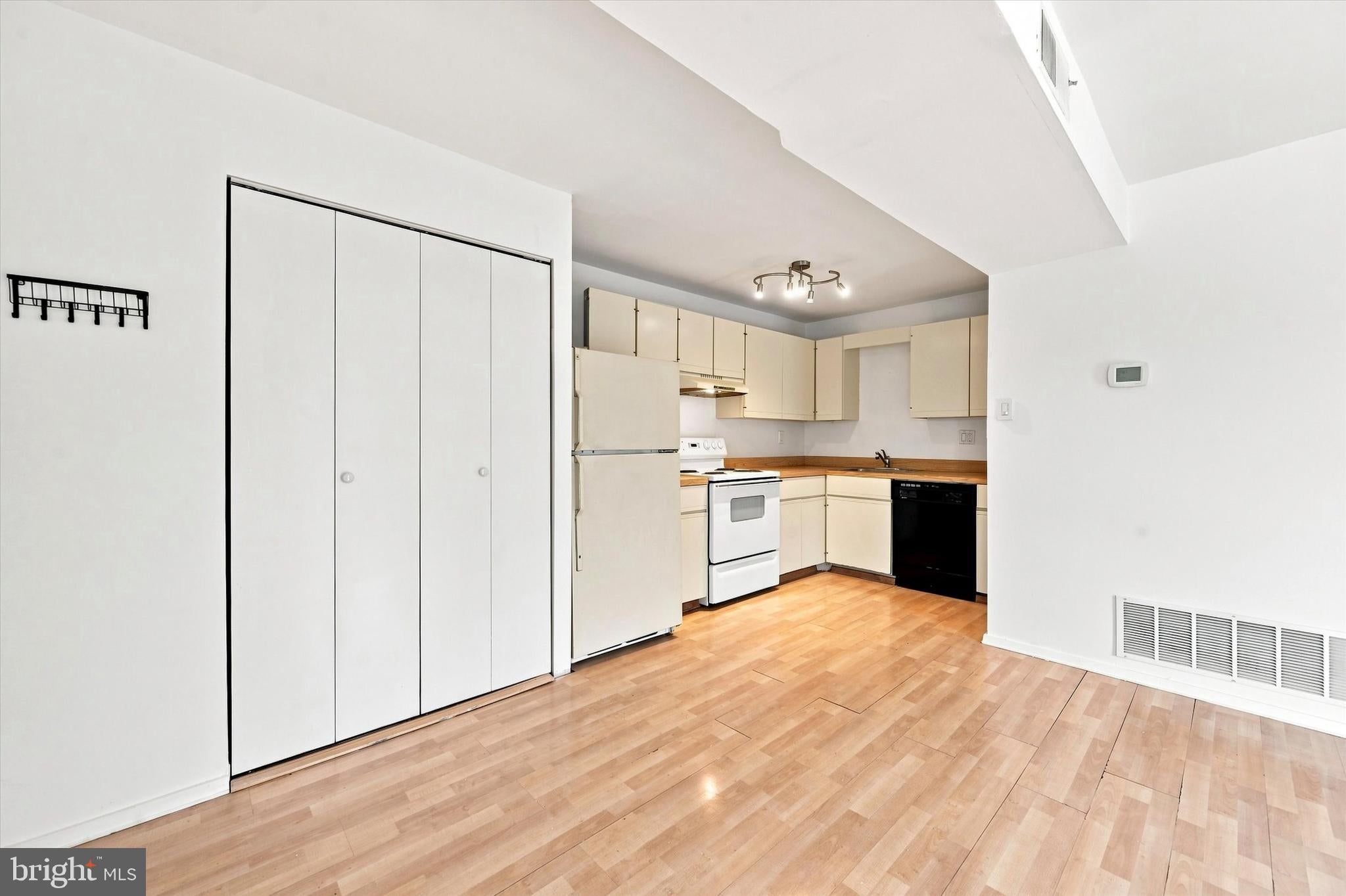 822 PUTNAM BOULEVARD B 822-B