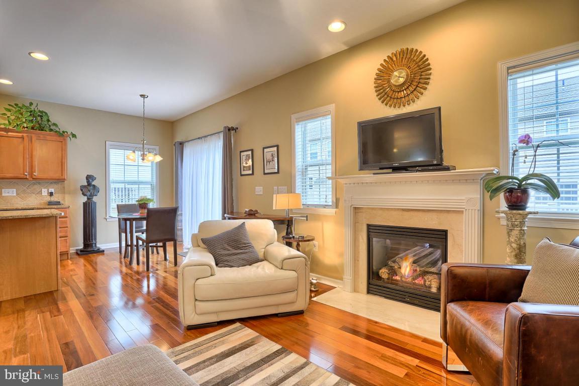 RICHMOND SQUARE - Residential