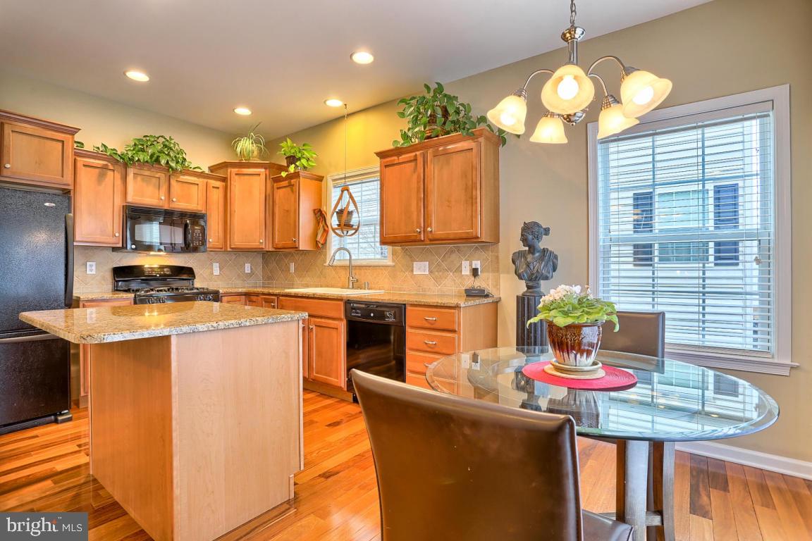 RICHMOND SQUARE - Residential