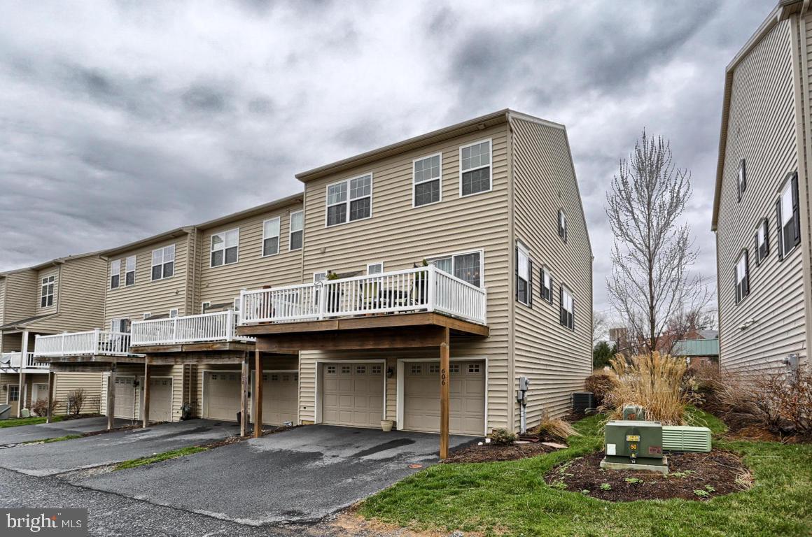 RICHMOND SQUARE - Residential