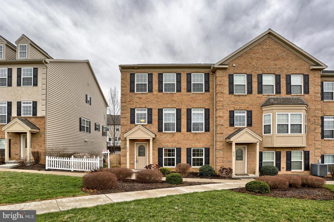 RICHMOND SQUARE - Residential