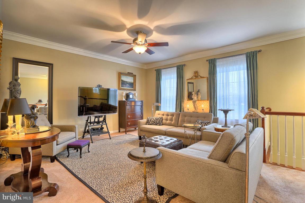 RICHMOND SQUARE - Residential