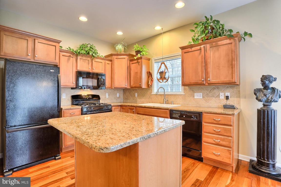 RICHMOND SQUARE - Residential