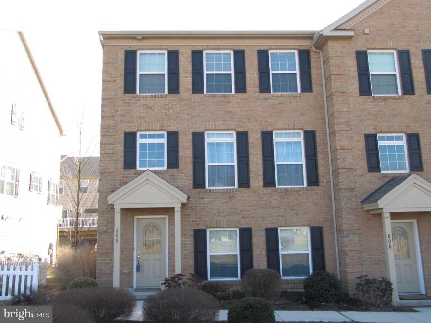 3 bedroom end unit townhome (formal model home) in Richmond Square. Hardwood floors, crown molding, gas fireplace and granite kitchen with breakfast area and island. Large master suite with walk in closet and double bowl vanity.  Rear deck and attached 2 car garage.