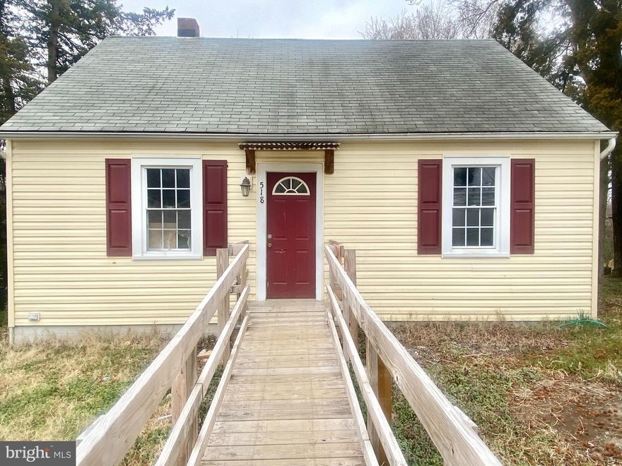 This cute 2 bedroom, 1 bathroom cottage has been renovated. Located close to Hwy 17, it has easy access to I95 for commuters, route 1 and only minutes to downtown Fredericksburg. The home has a large family room and an open kitchen. Off street parking and a huge yard! Pets on a case by case basis, but prefer none. Sorry no vouchers