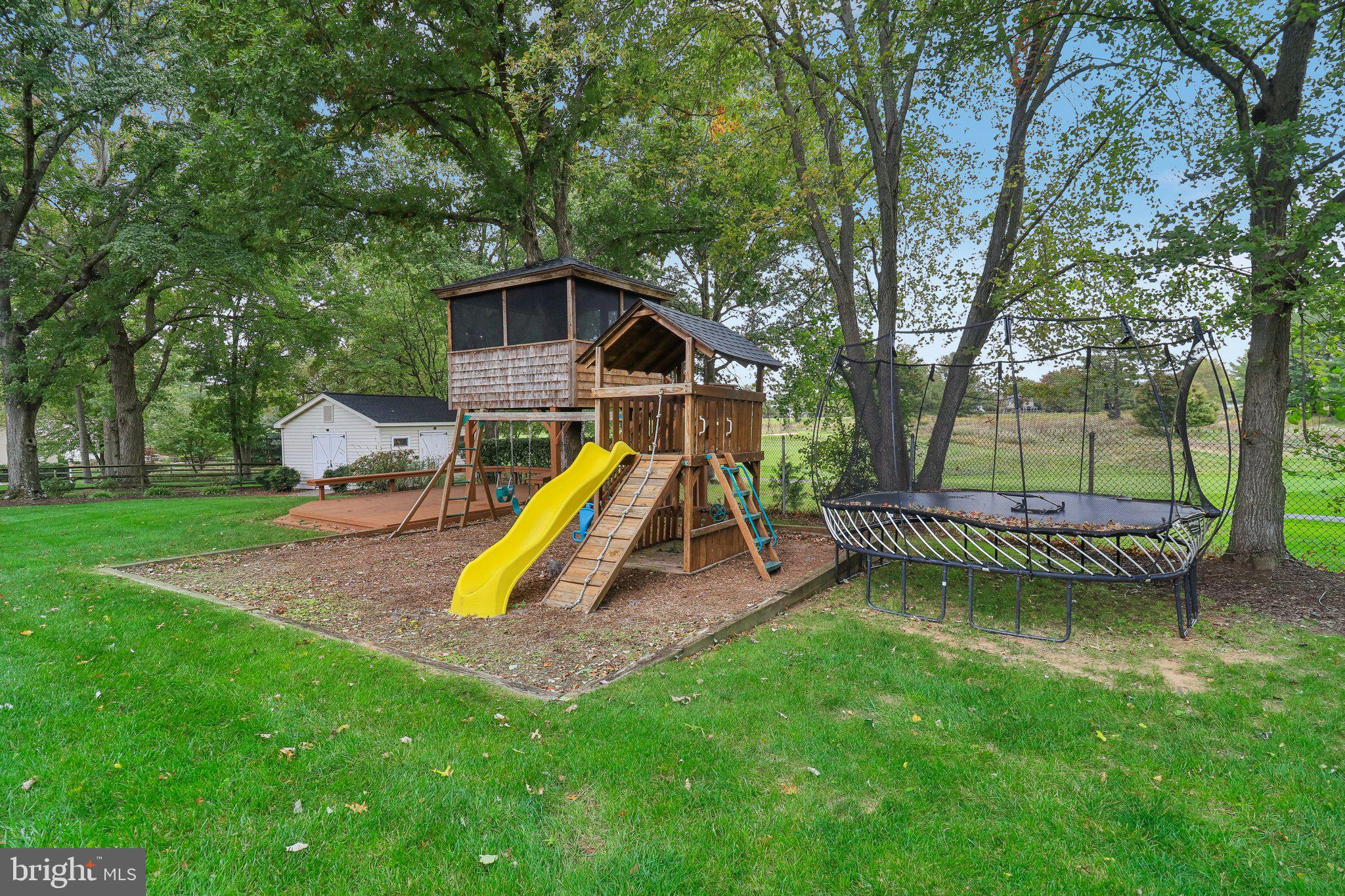 COUNTRY CLUB MANOR - Residential