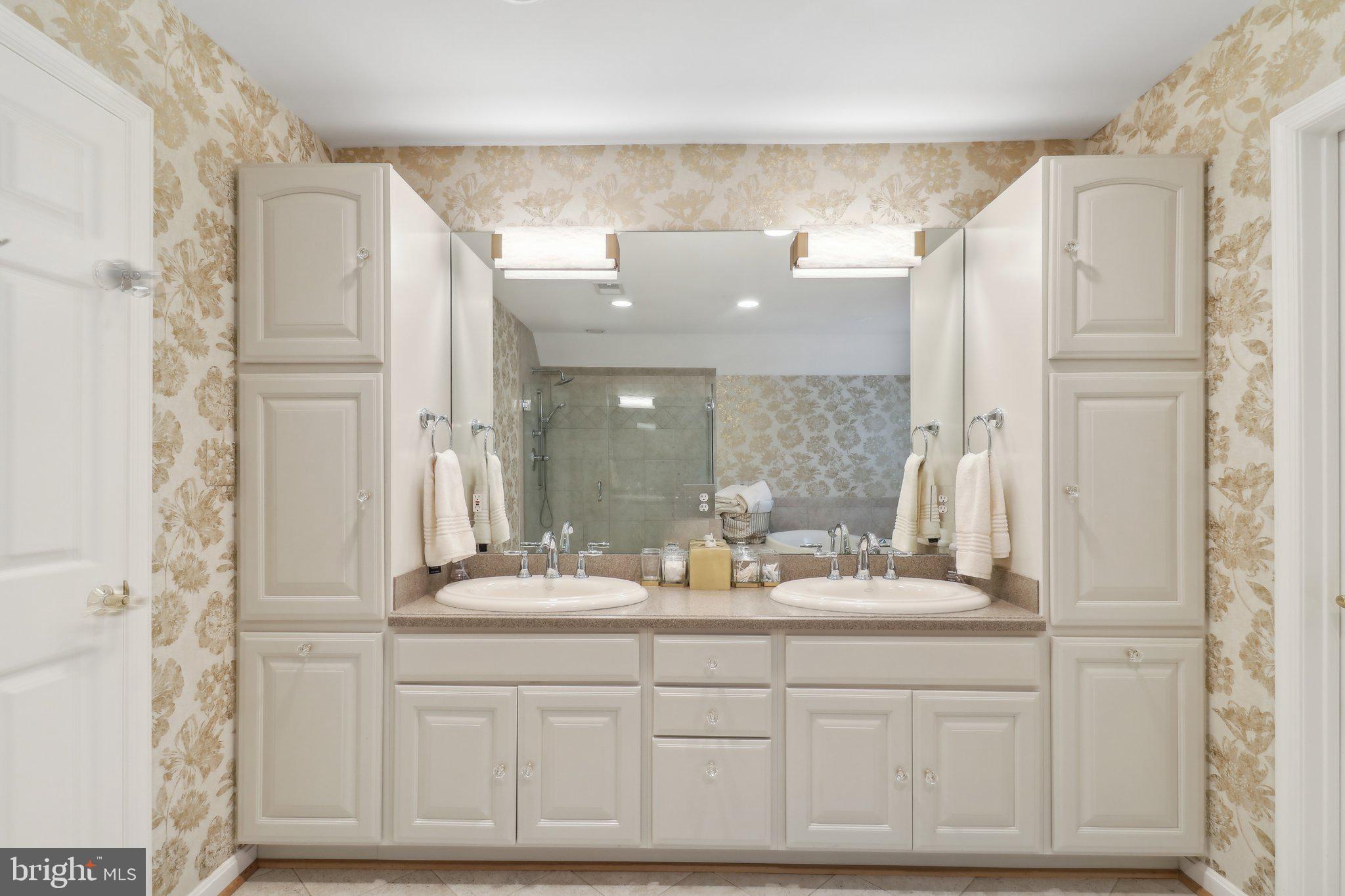 COUNTRY CLUB MANOR - Residential