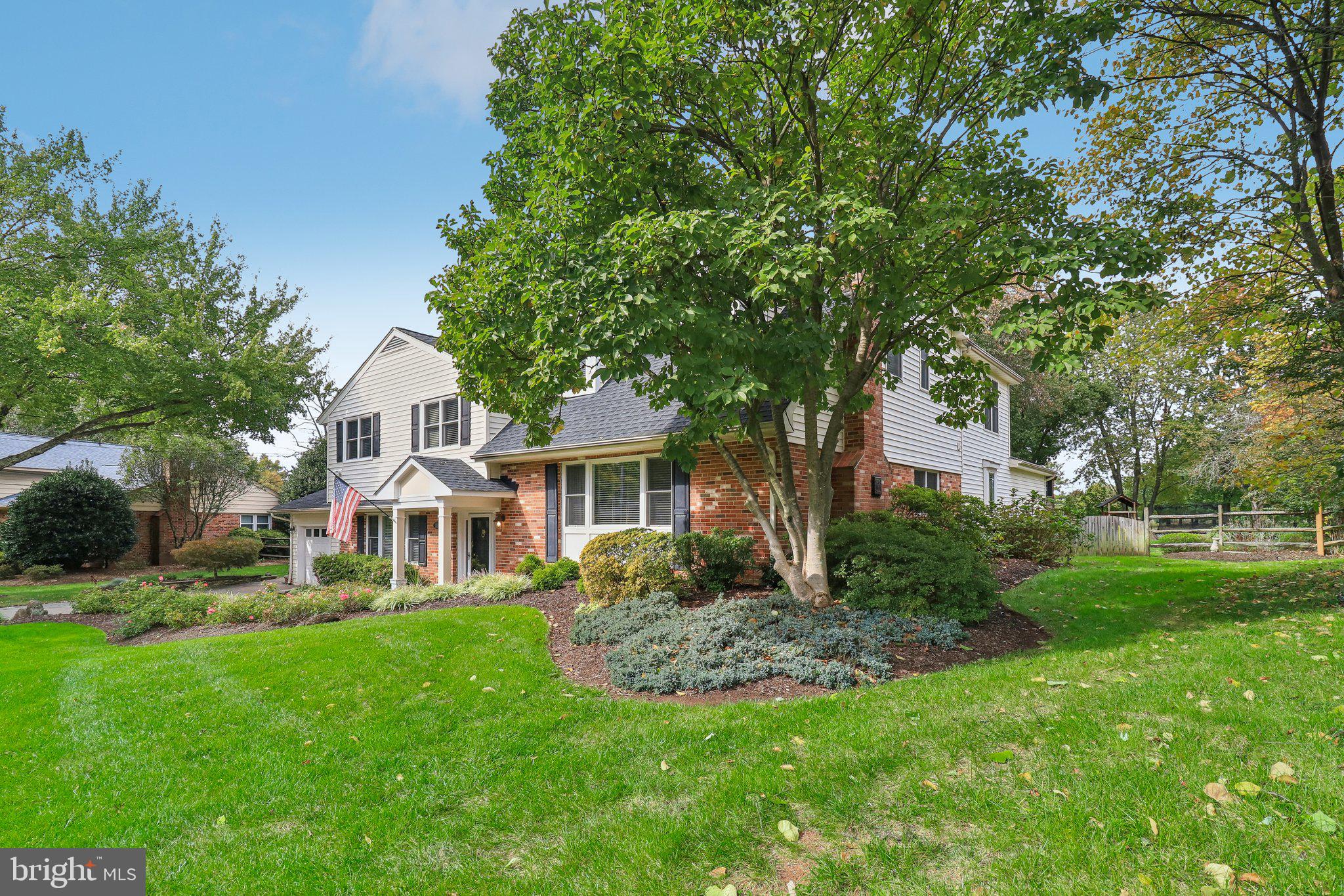 COUNTRY CLUB MANOR - Residential