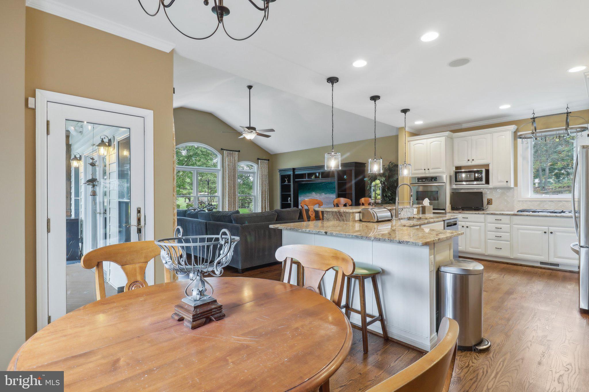 COUNTRY CLUB MANOR - Residential