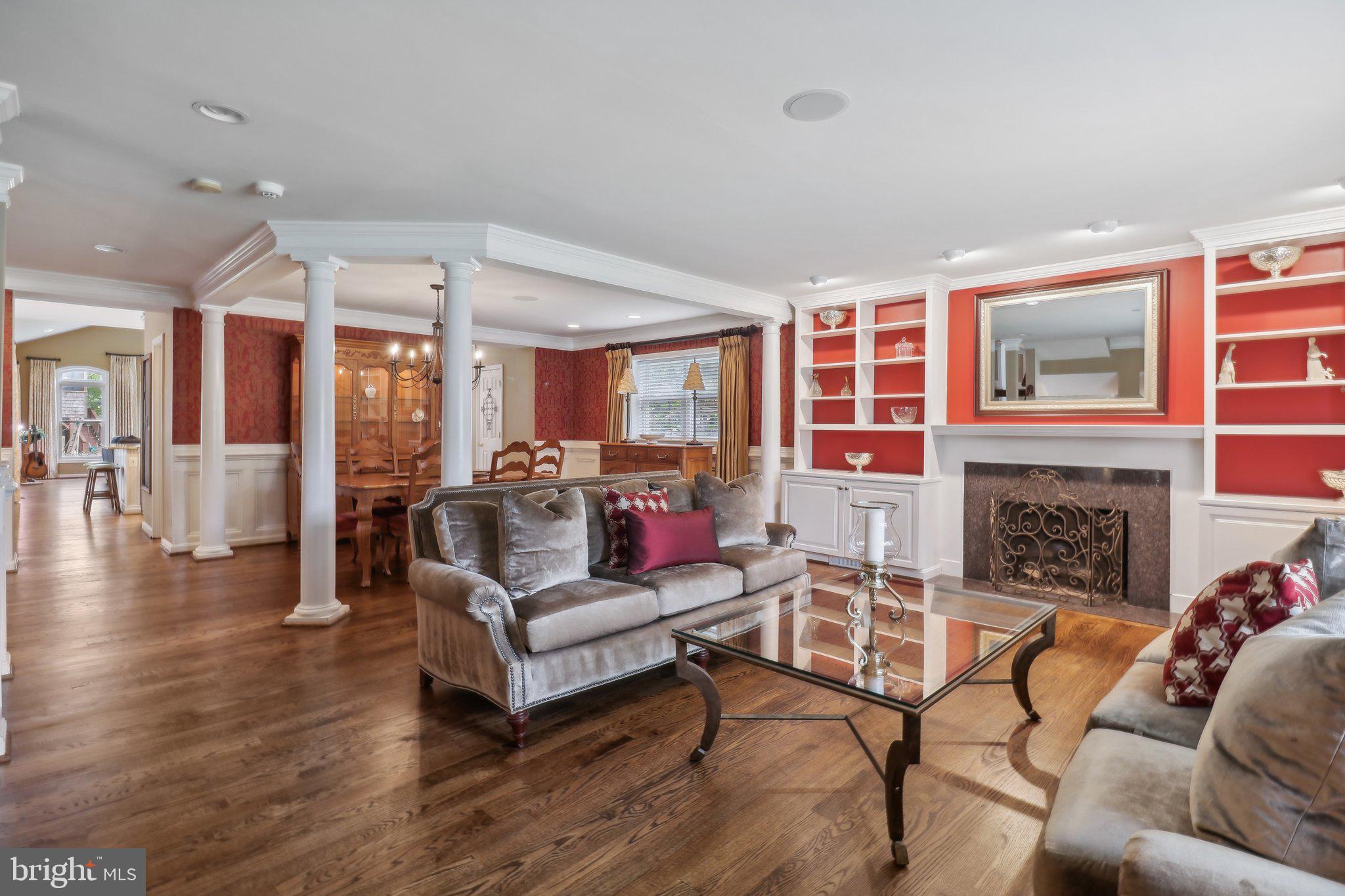 COUNTRY CLUB MANOR - Residential