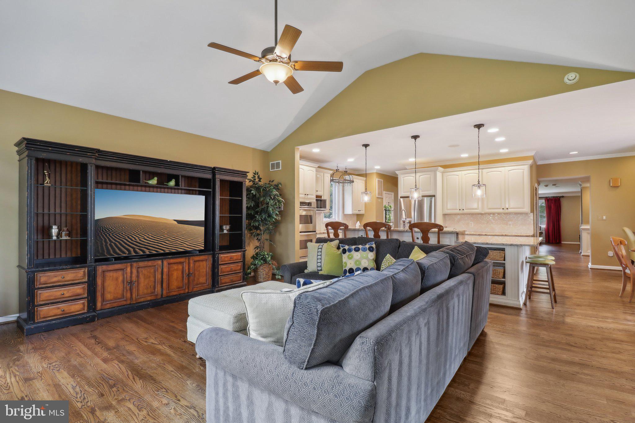 COUNTRY CLUB MANOR - Residential