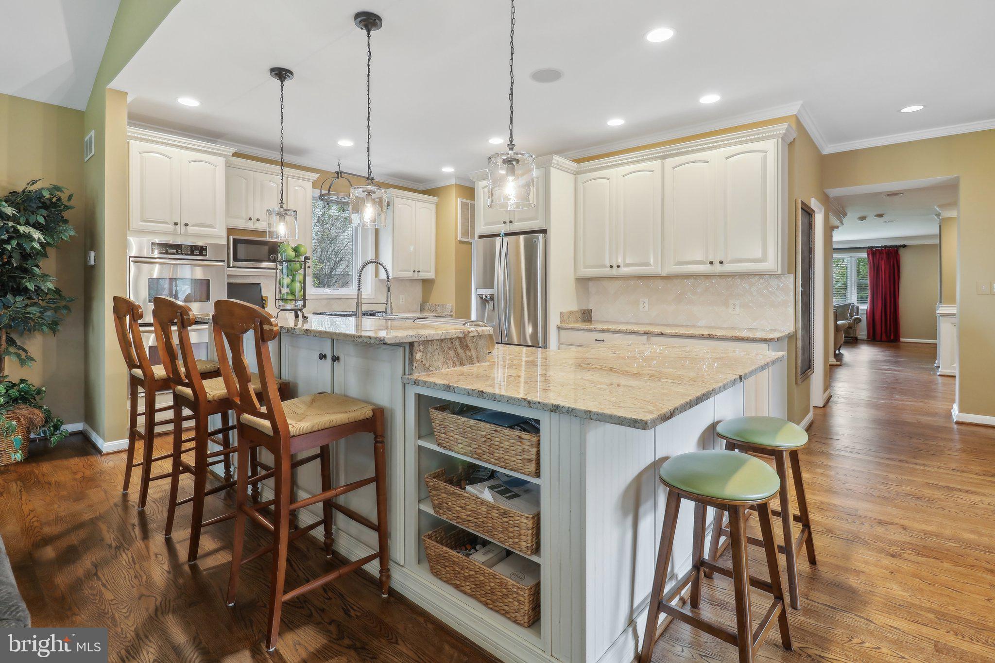 COUNTRY CLUB MANOR - Residential