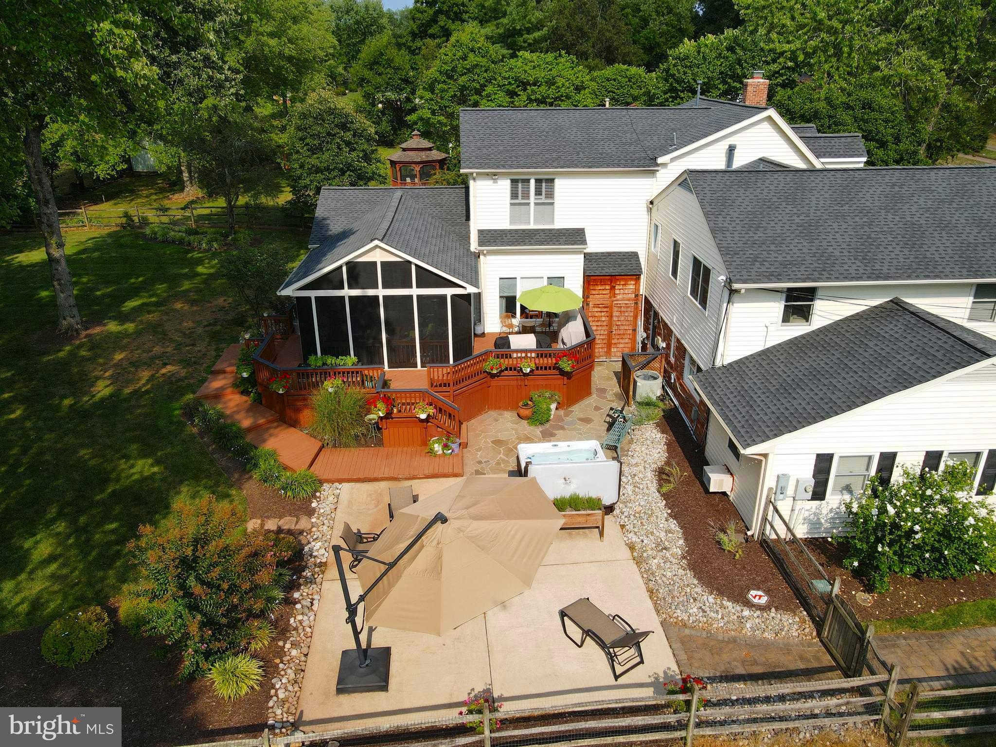 COUNTRY CLUB MANOR - Residential