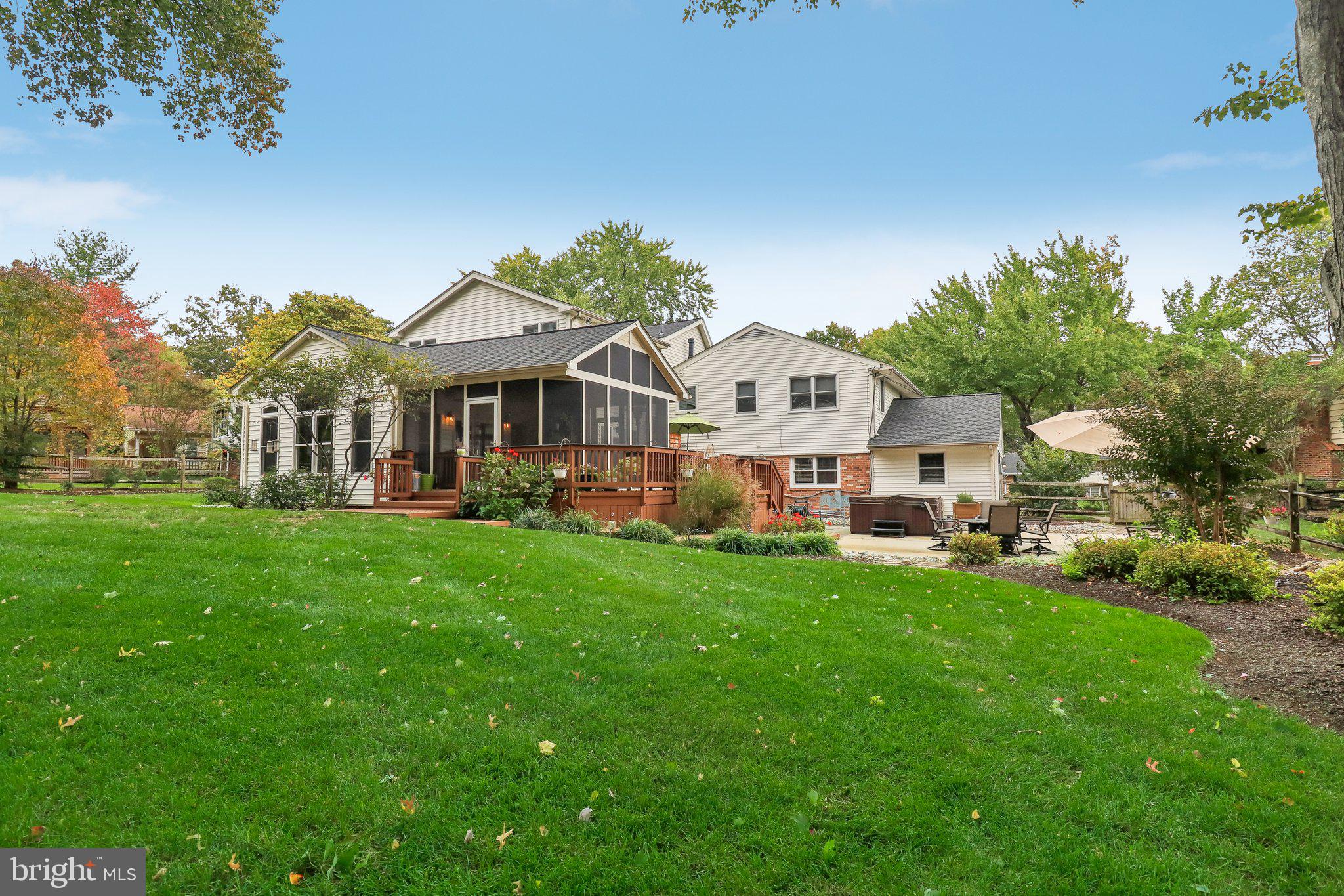 COUNTRY CLUB MANOR - Residential