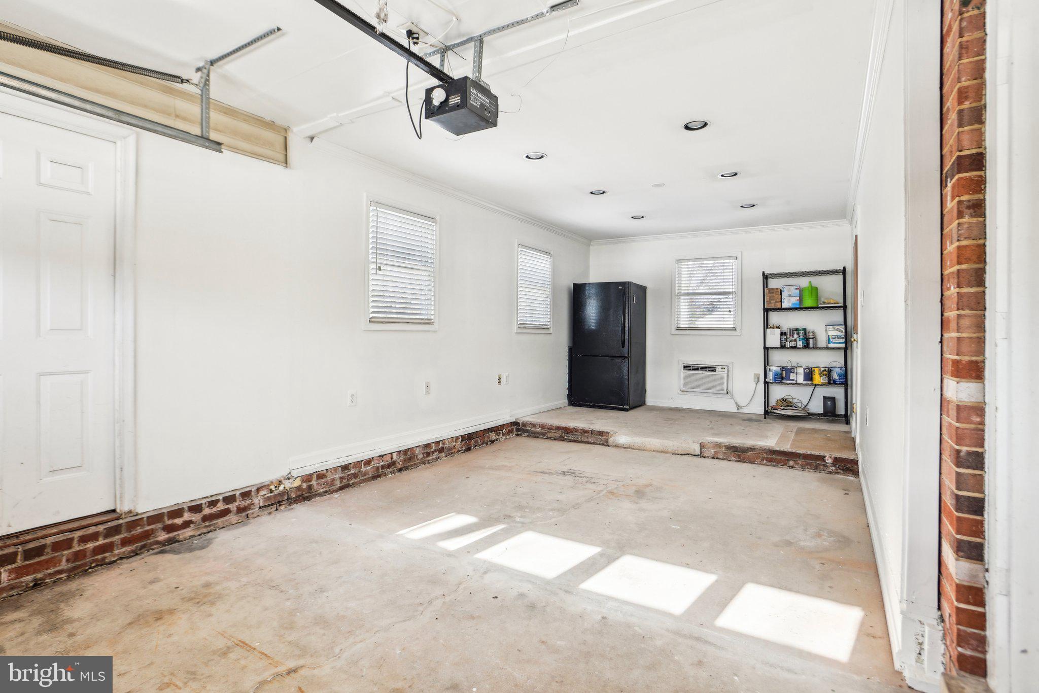 COUNTRY CLUB MANOR - Residential