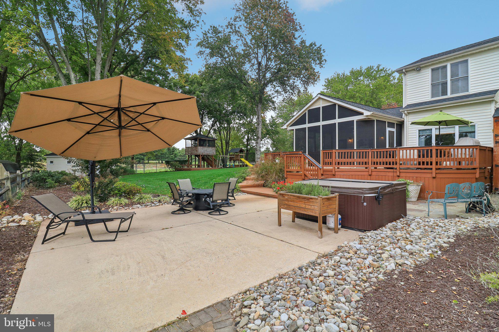 COUNTRY CLUB MANOR - Residential