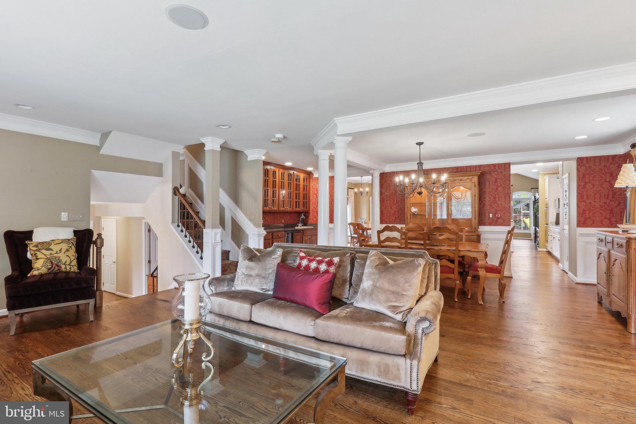 COUNTRY CLUB MANOR - Residential