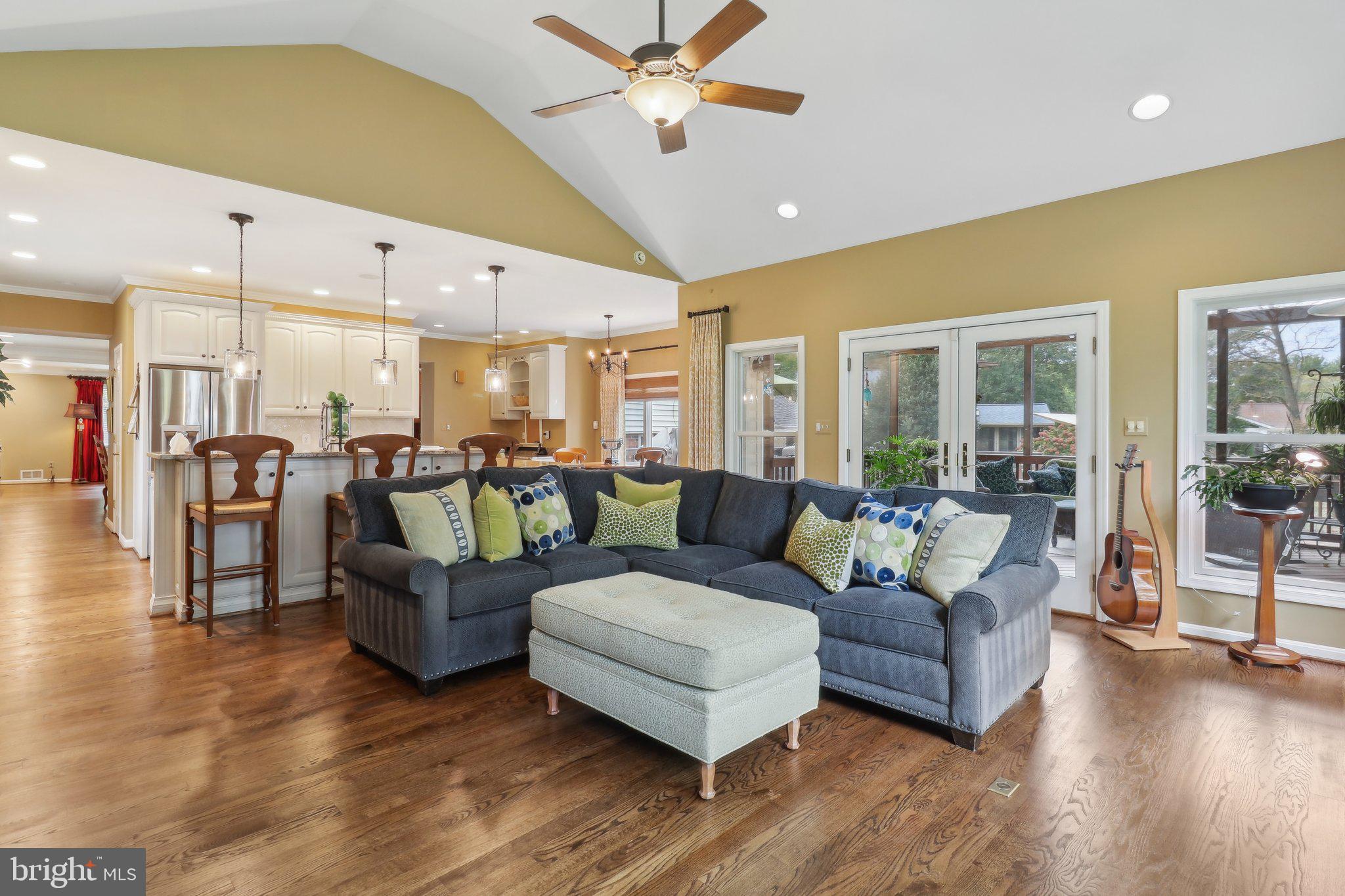 COUNTRY CLUB MANOR - Residential