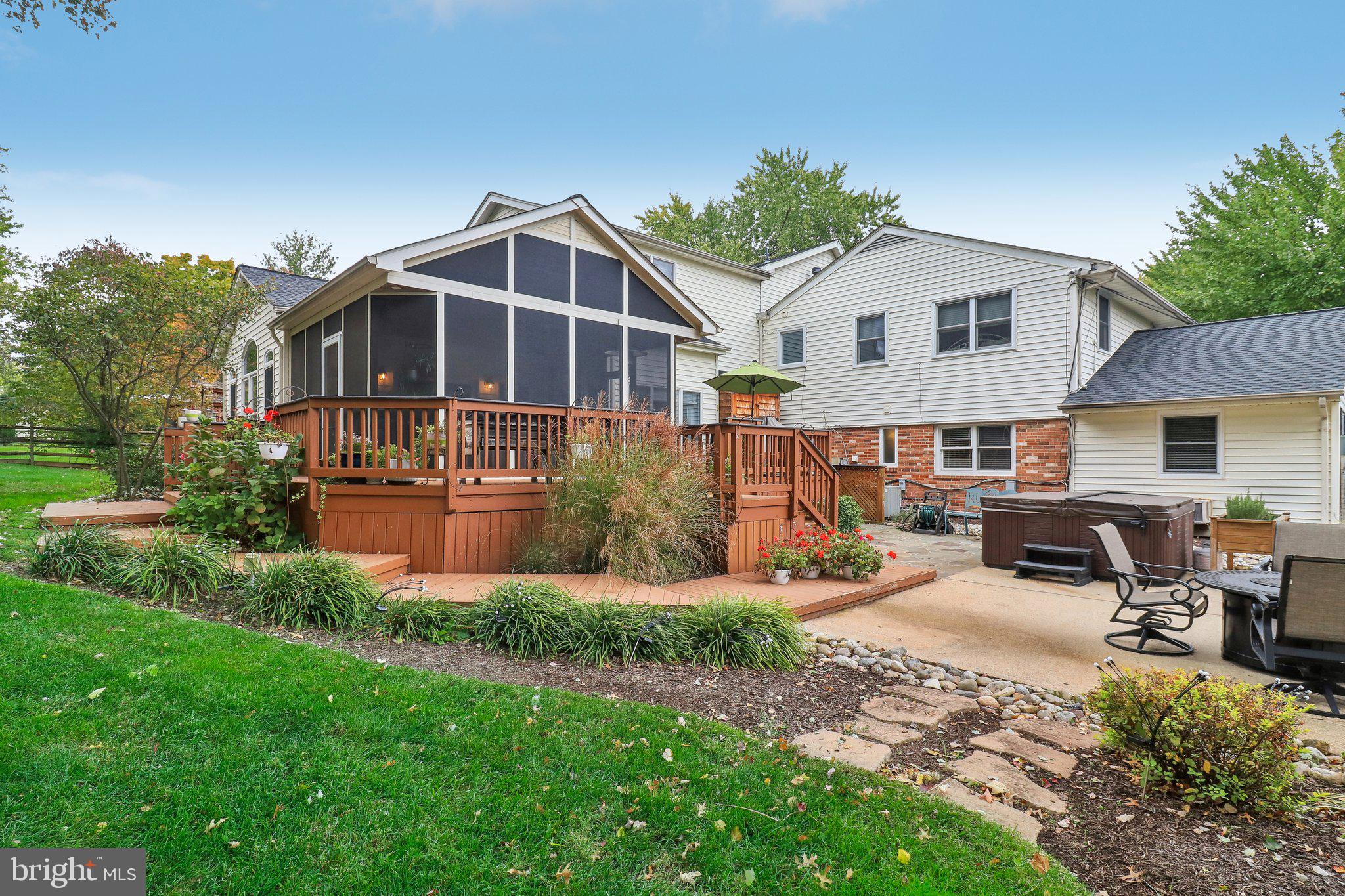 COUNTRY CLUB MANOR - Residential