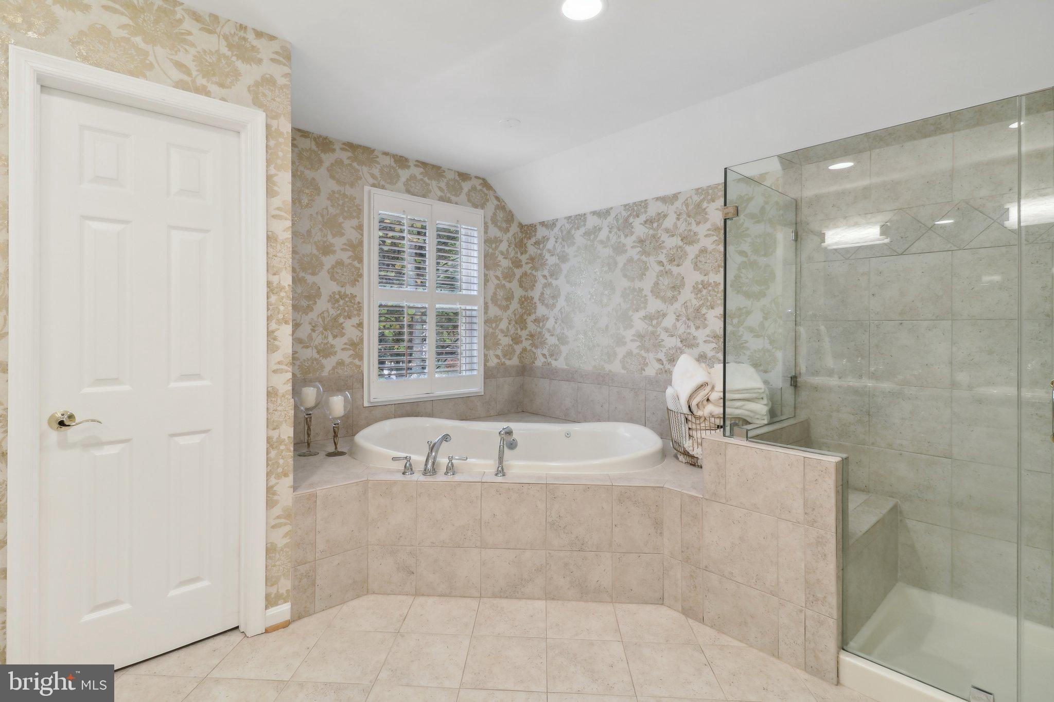 COUNTRY CLUB MANOR - Residential