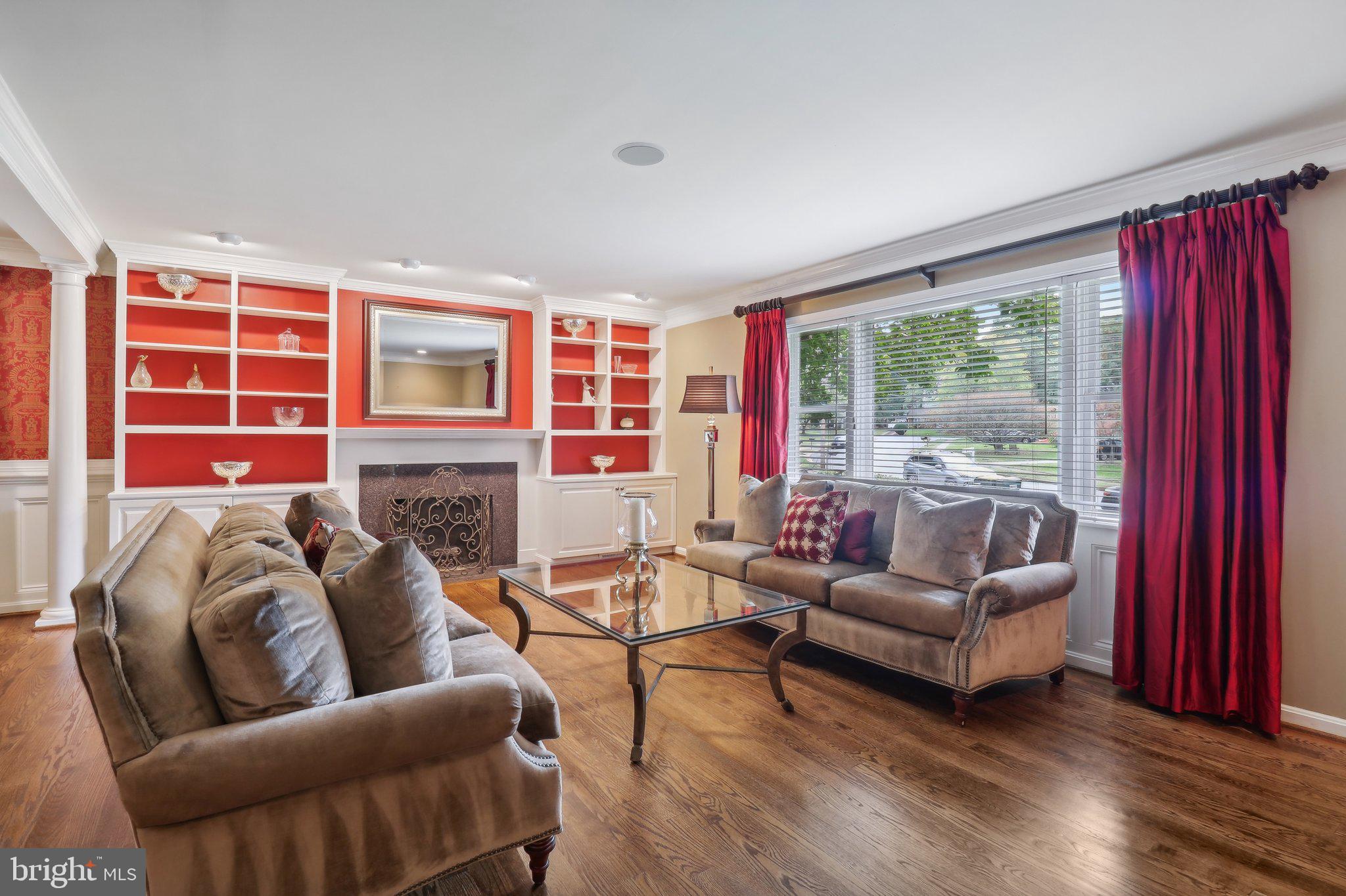 COUNTRY CLUB MANOR - Residential