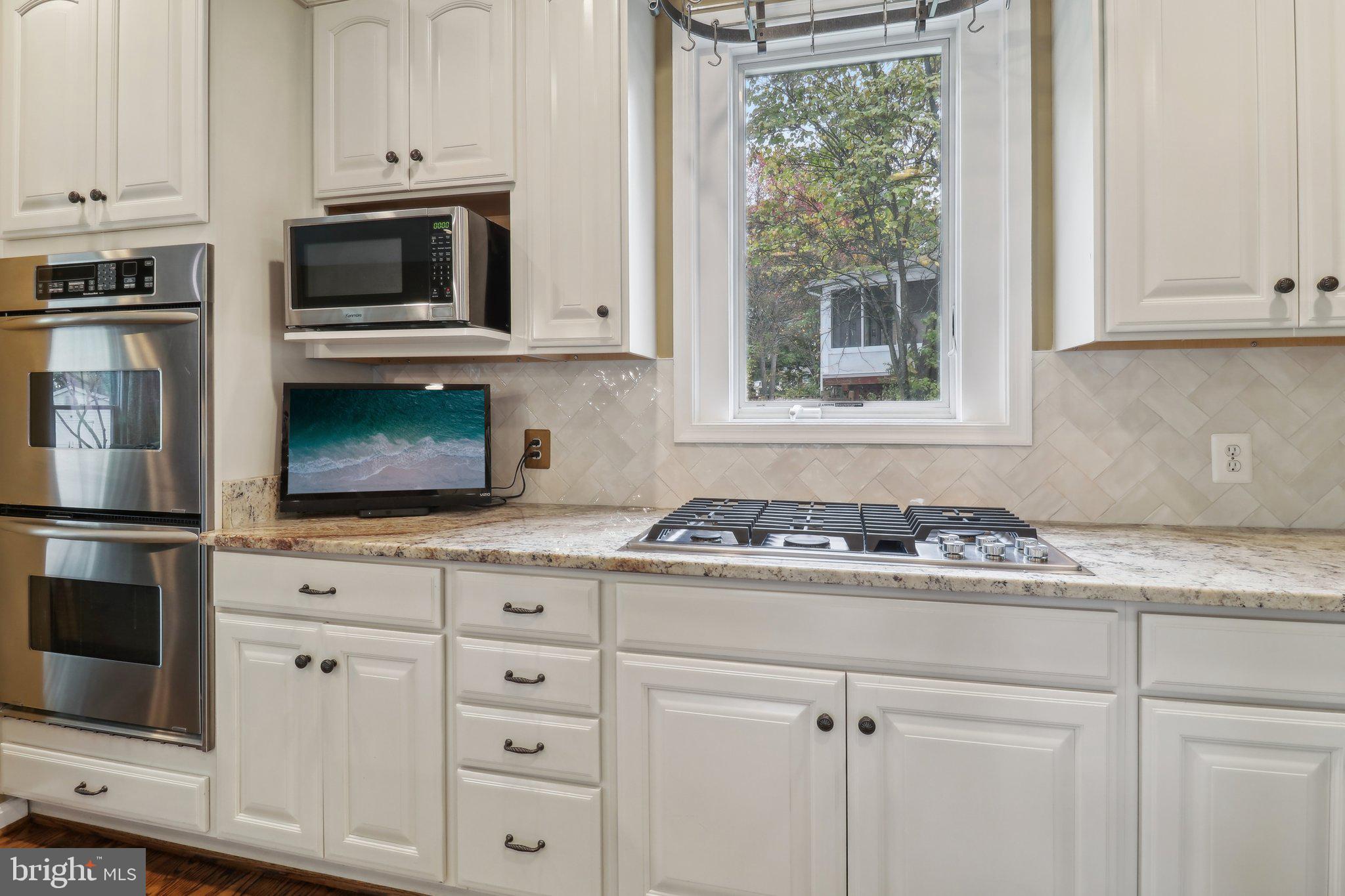 COUNTRY CLUB MANOR - Residential