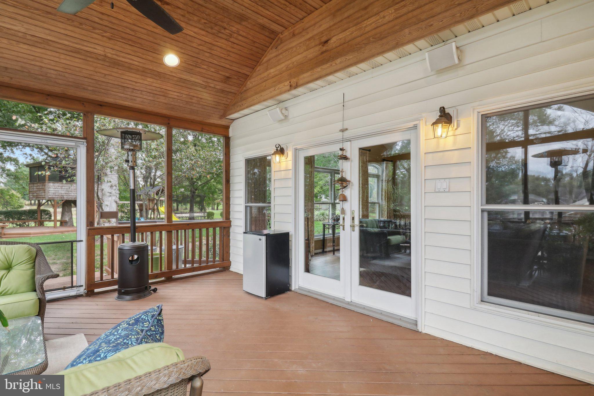 COUNTRY CLUB MANOR - Residential