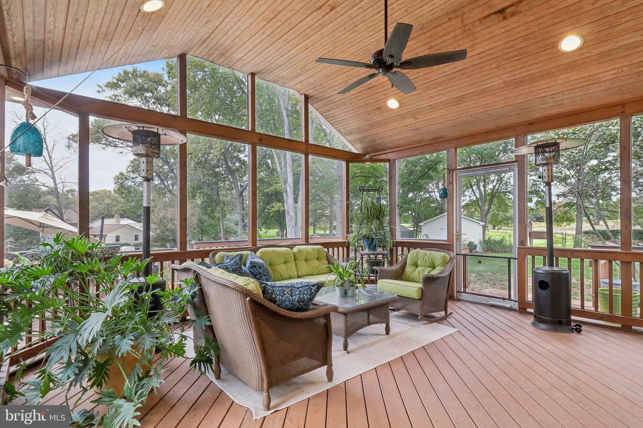 COUNTRY CLUB MANOR - Residential