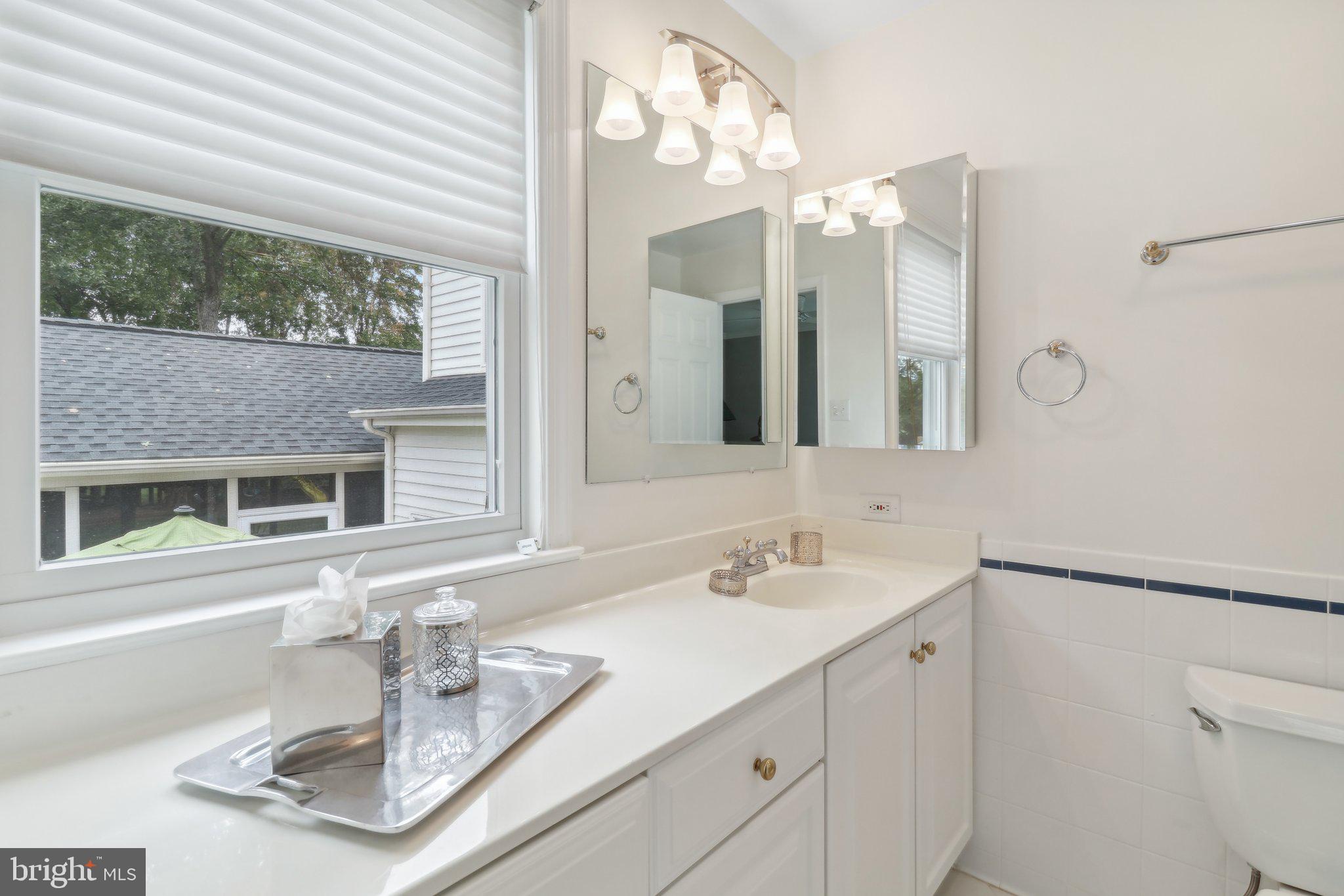 COUNTRY CLUB MANOR - Residential