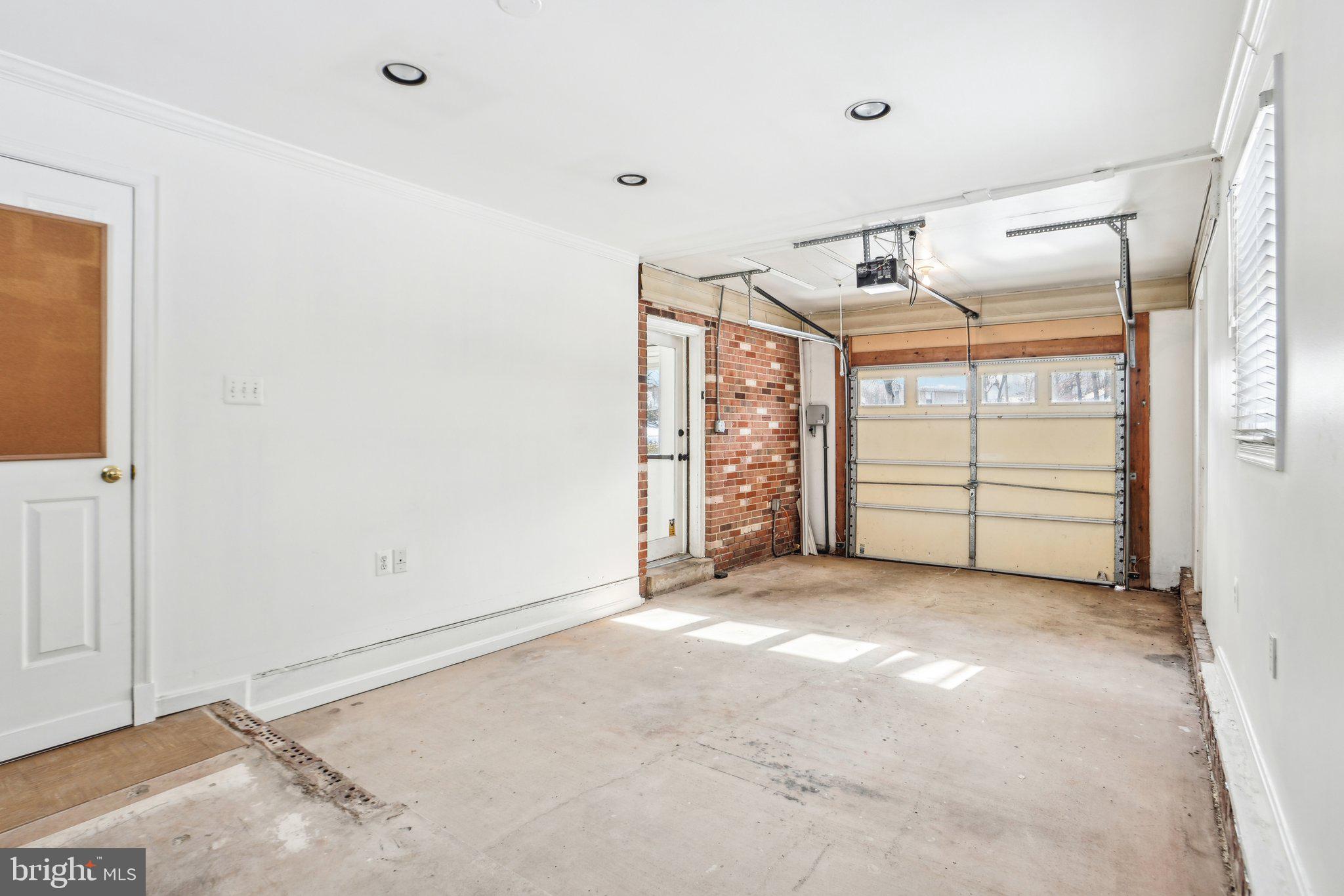 COUNTRY CLUB MANOR - Residential