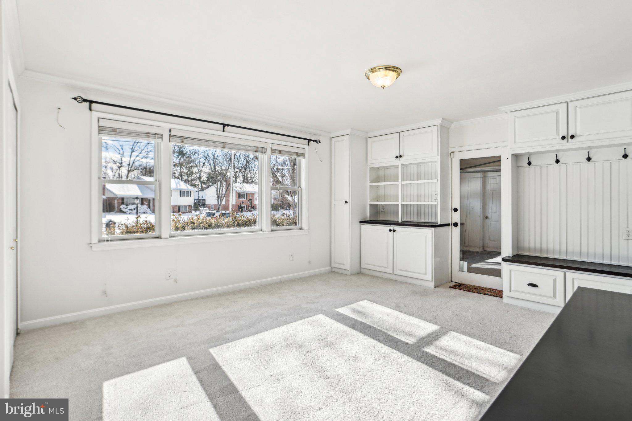 COUNTRY CLUB MANOR - Residential