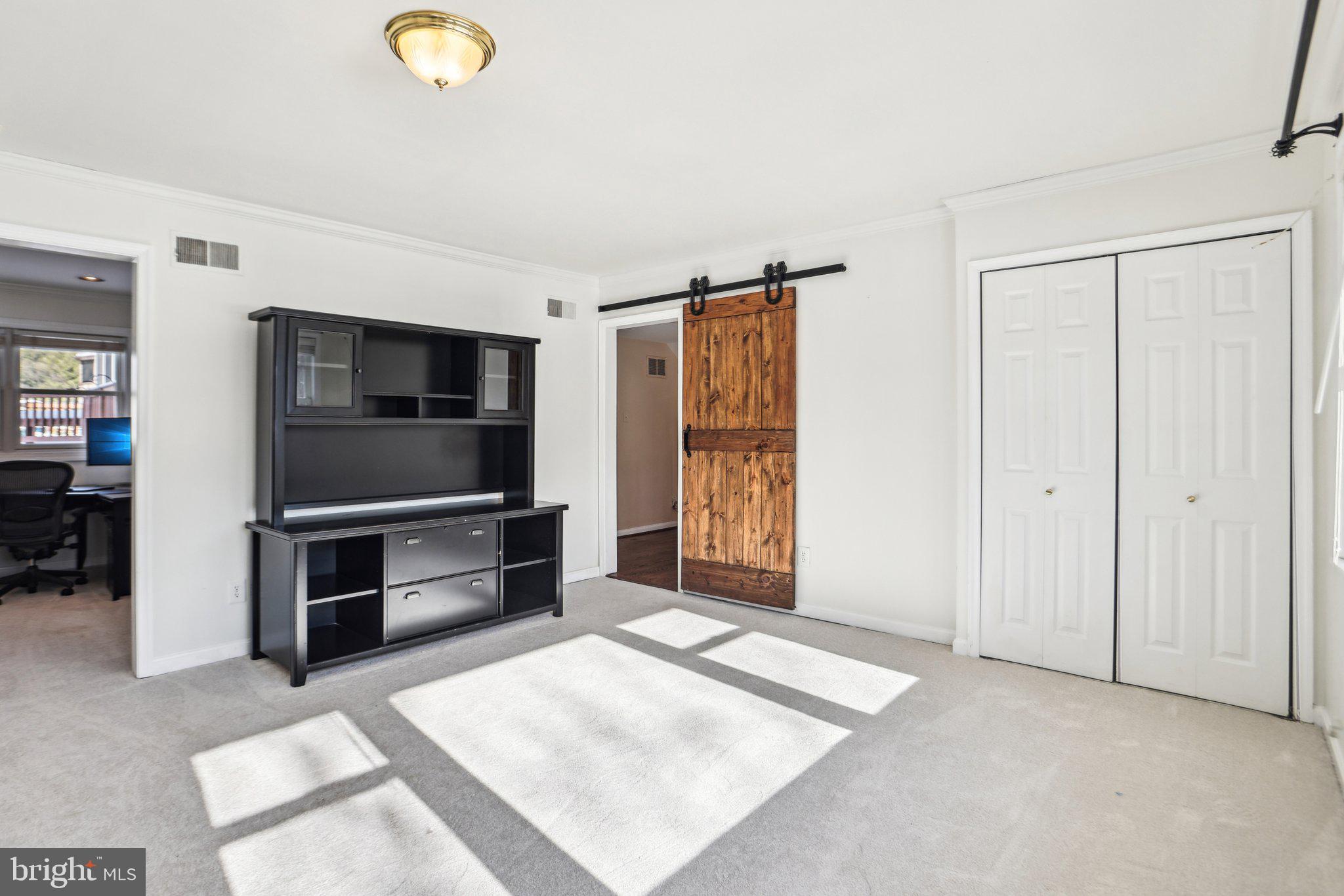 COUNTRY CLUB MANOR - Residential