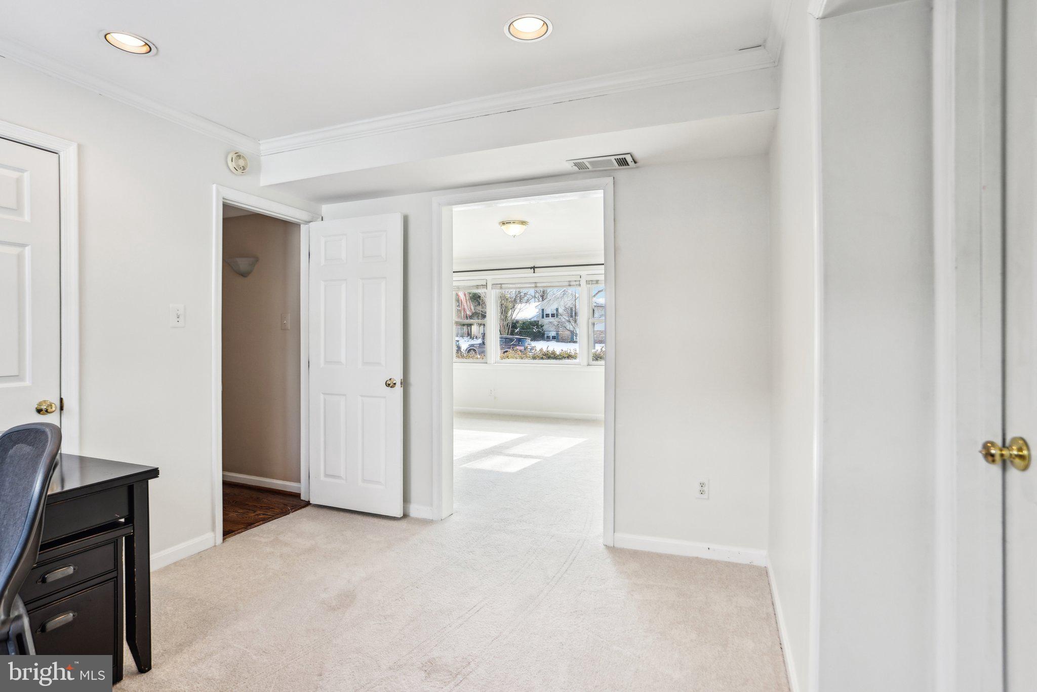 COUNTRY CLUB MANOR - Residential