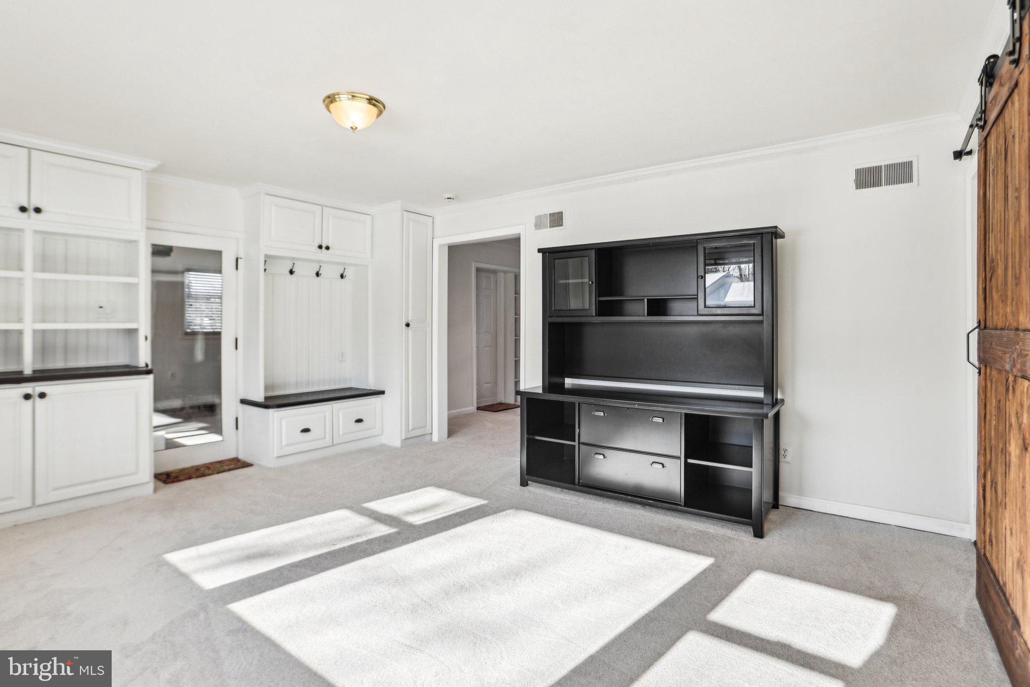 COUNTRY CLUB MANOR - Residential