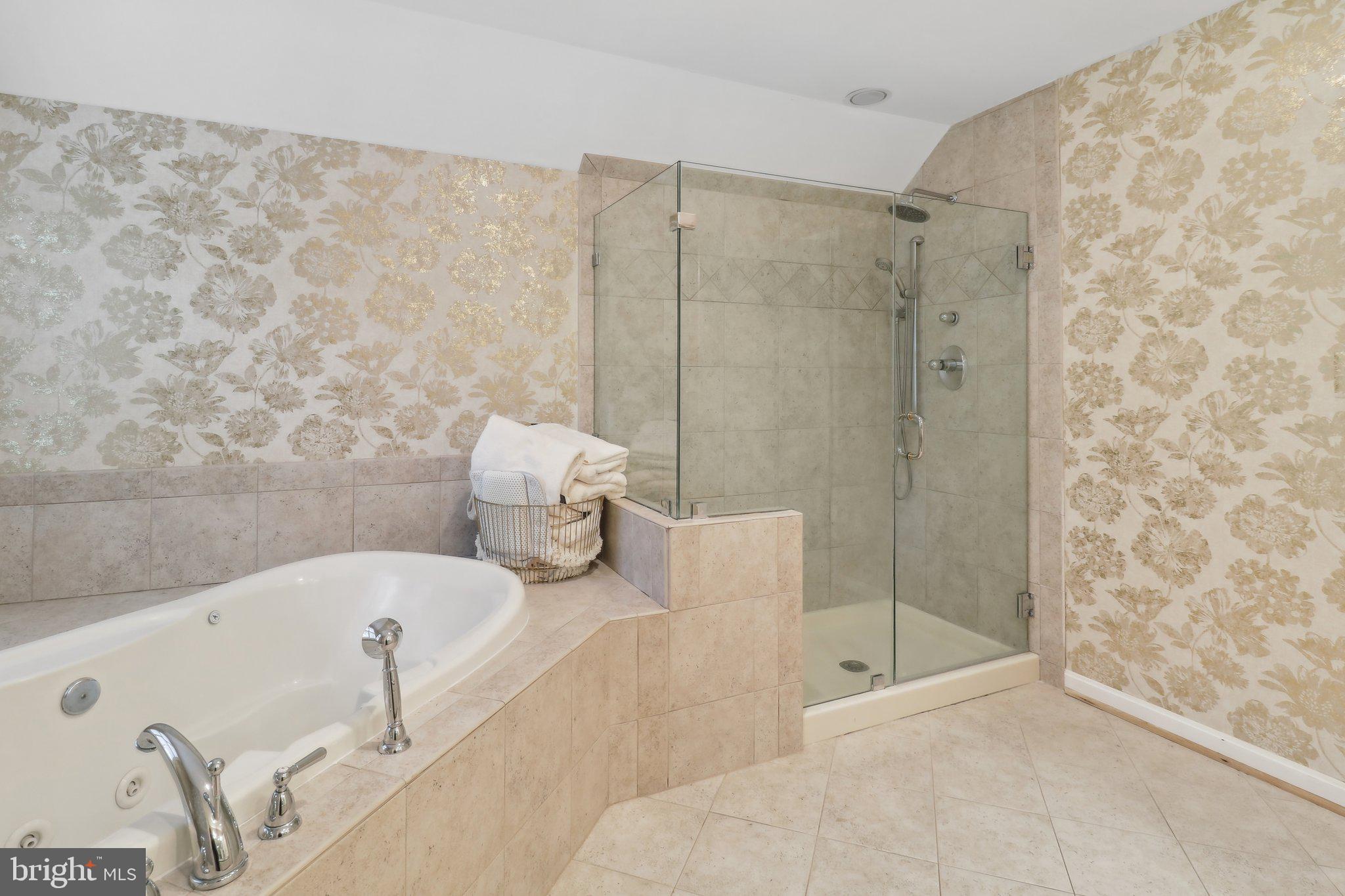 COUNTRY CLUB MANOR - Residential