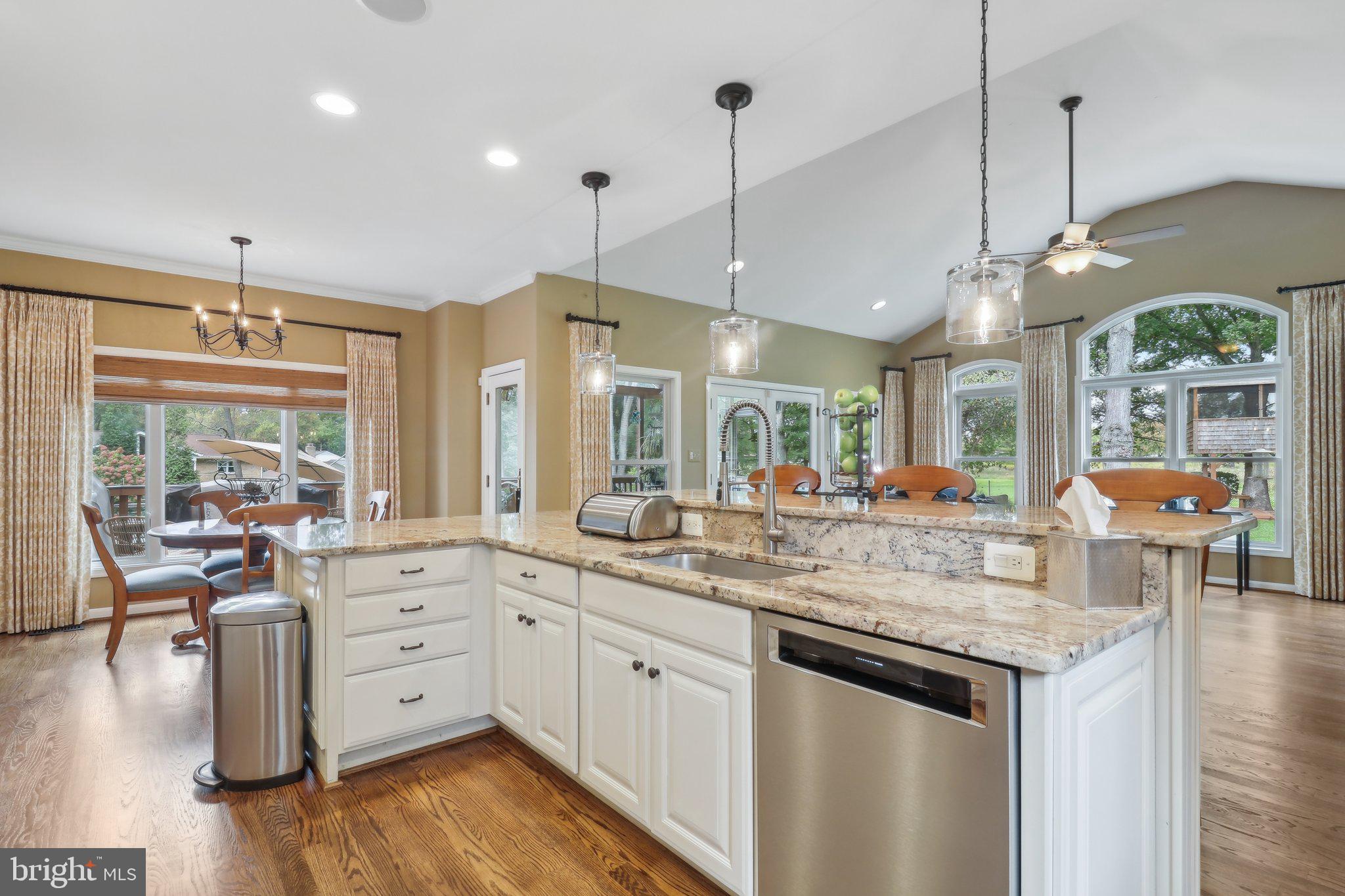 COUNTRY CLUB MANOR - Residential